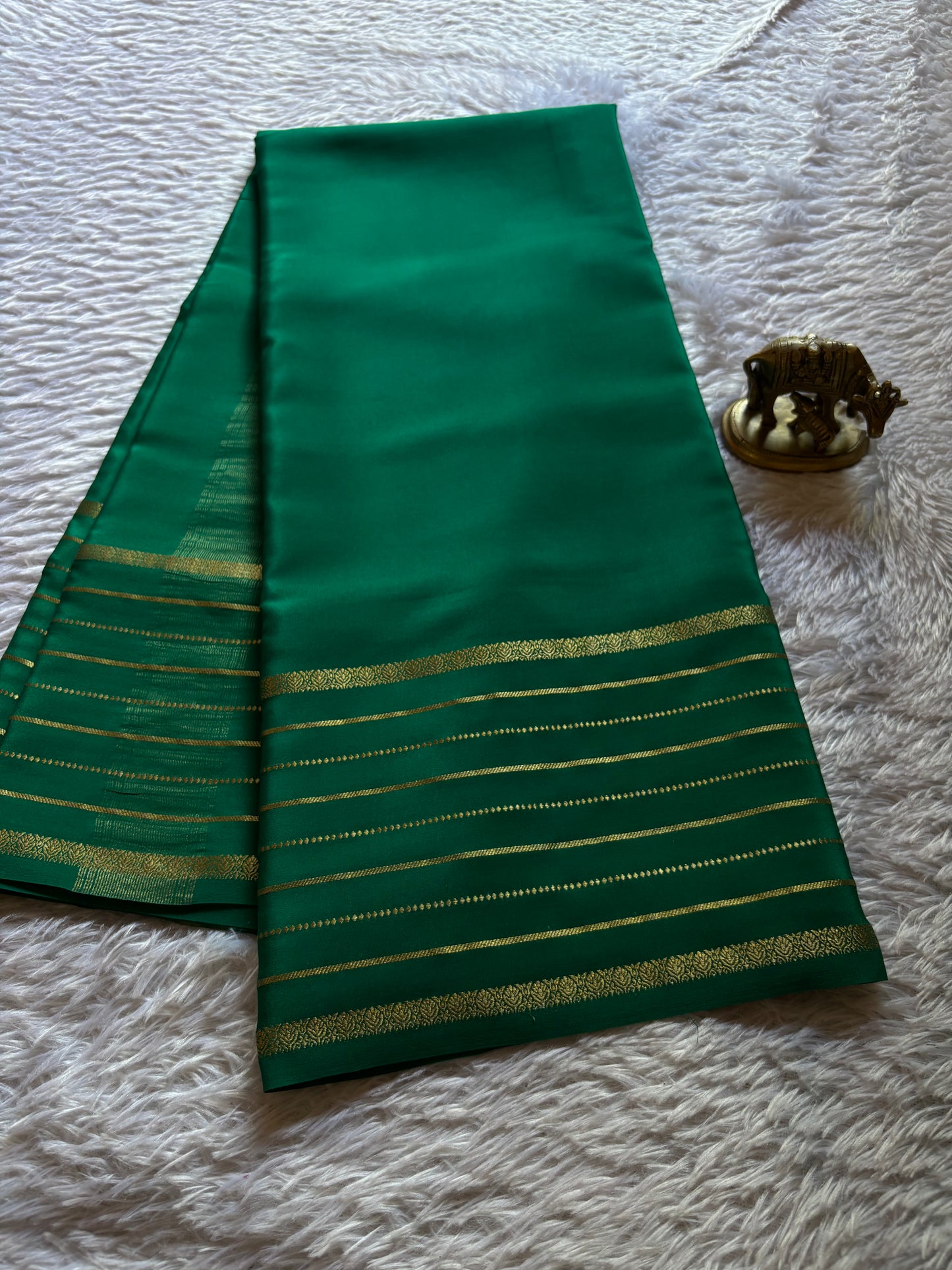 Navami : Solid Emerald green