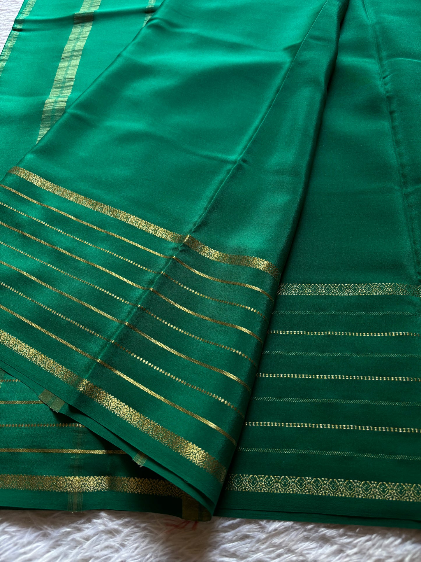 Navami : Solid Emerald green