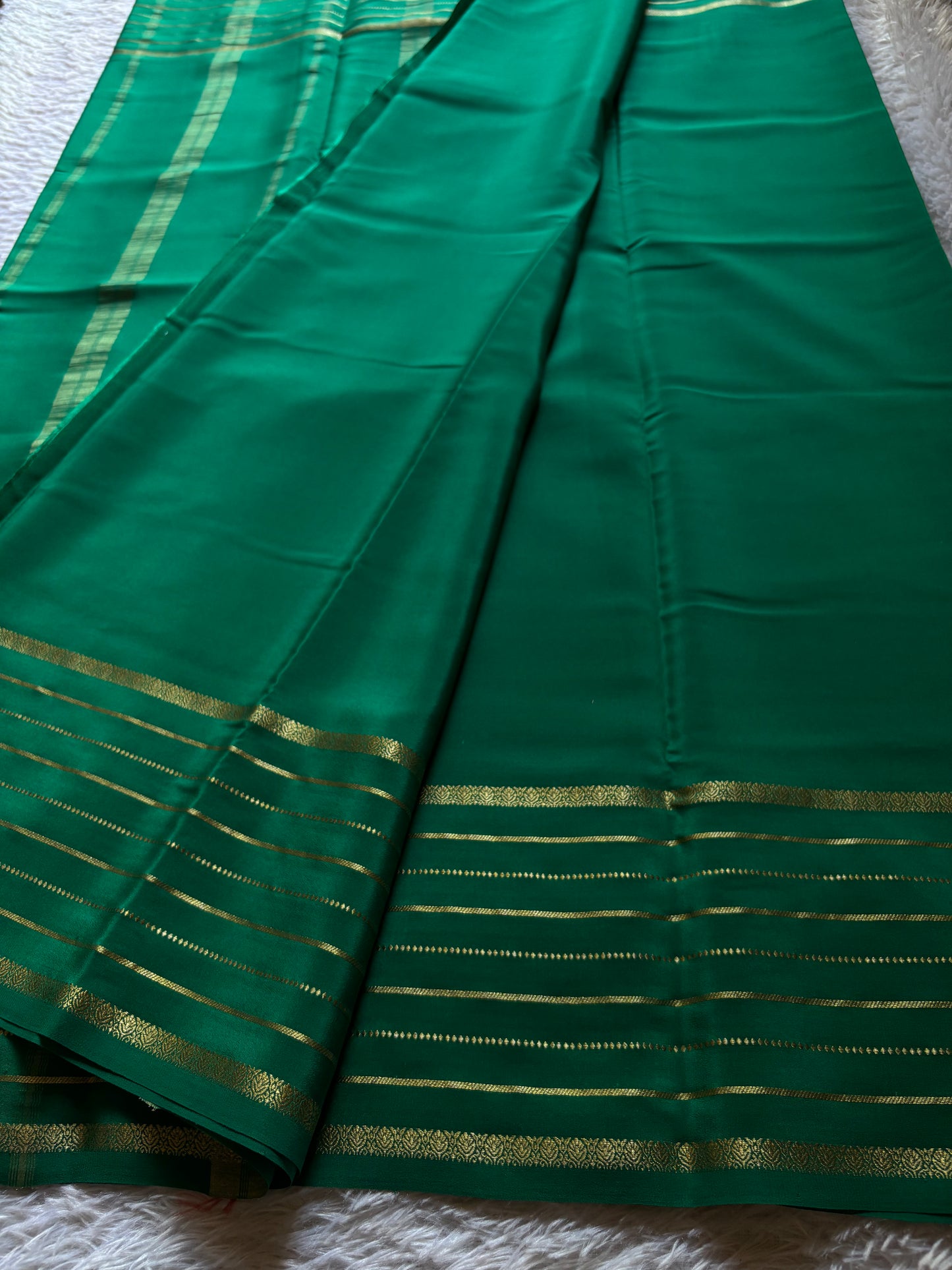 Navami : Solid Emerald green