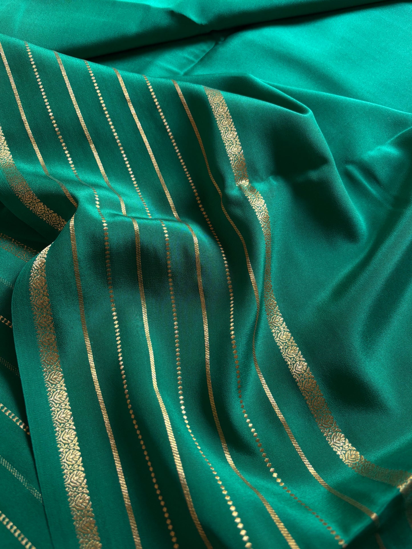 Navami : Solid Emerald green