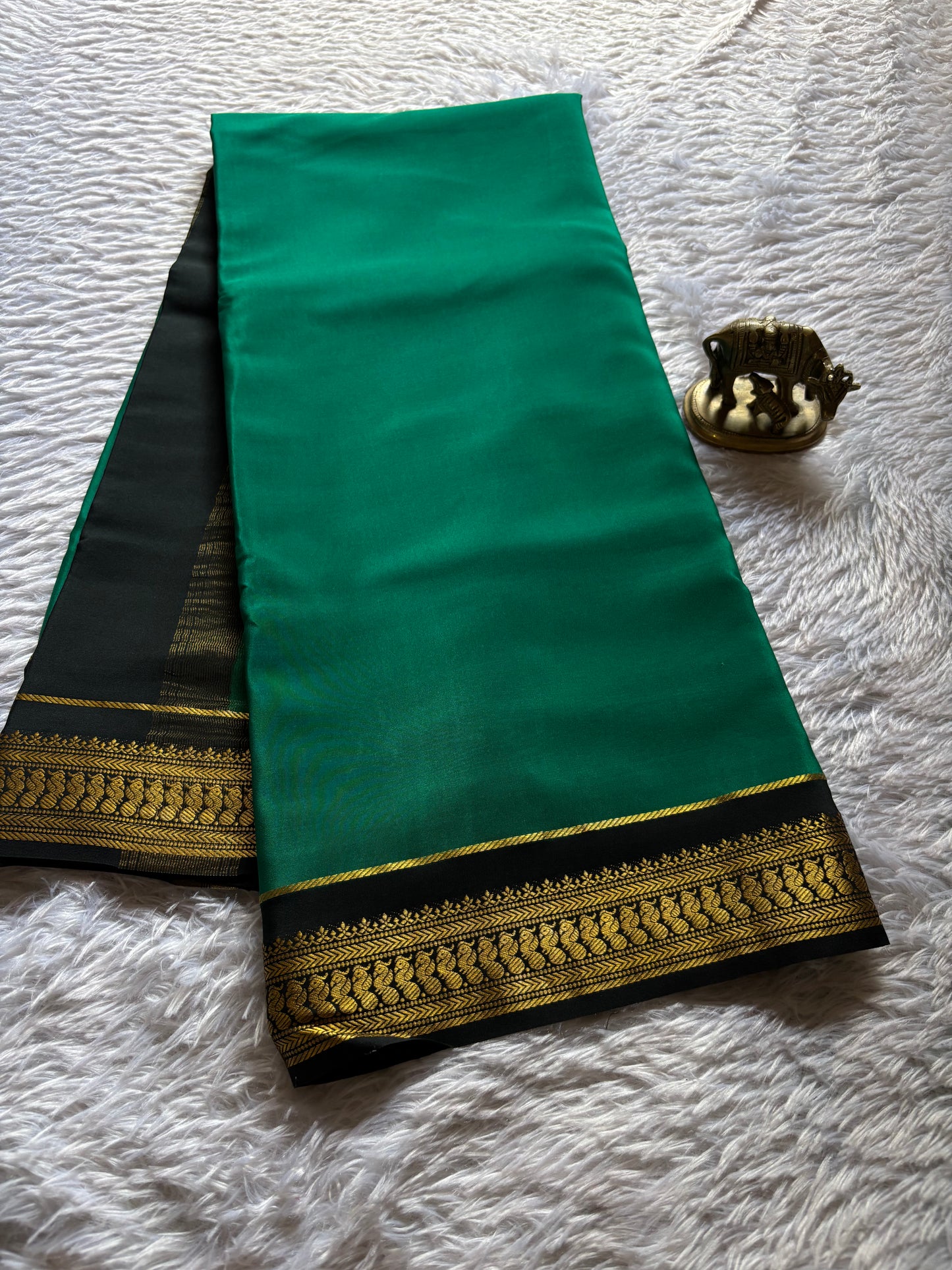 Mayuri (2D) : Emerald green-black