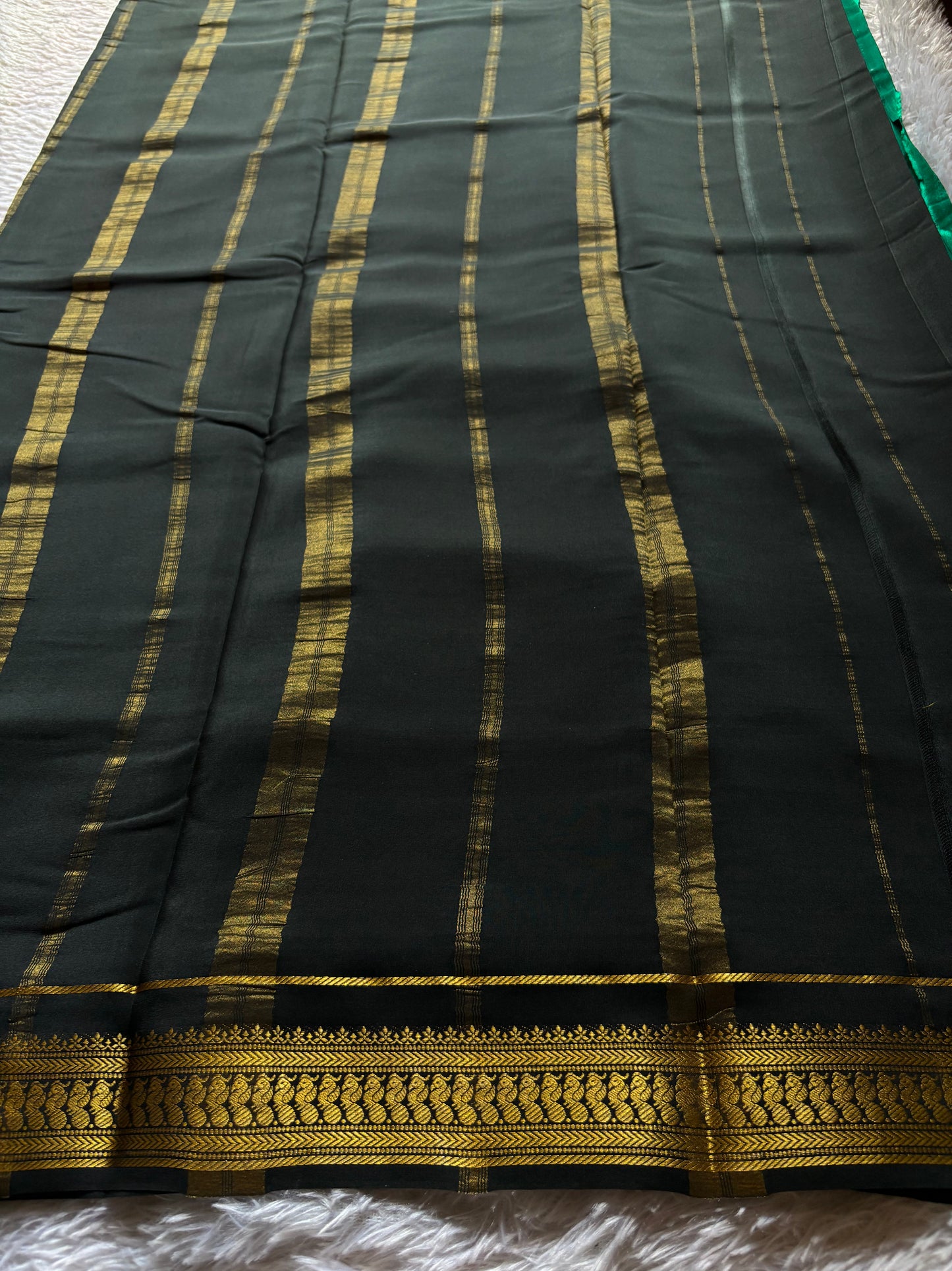 Mayuri (2D) : Emerald green-black