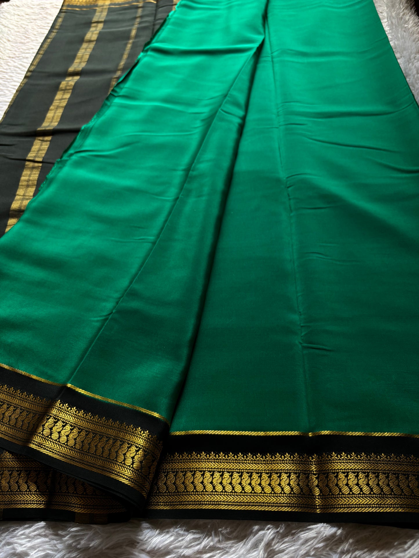 Mayuri (2D) : Emerald green-black