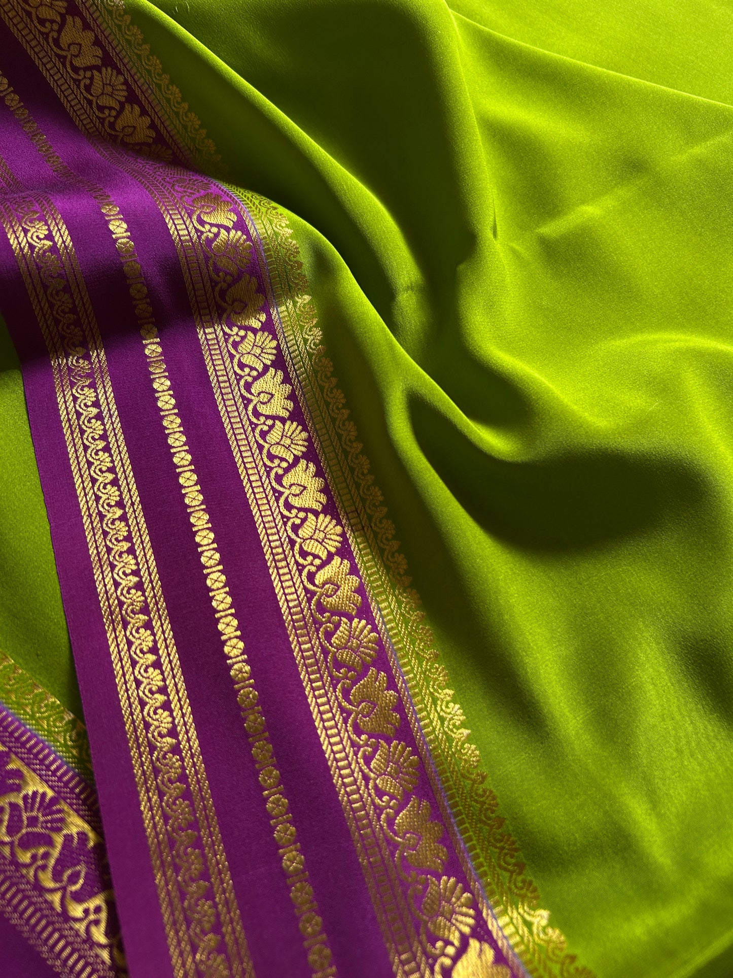 Padmaja (2D) : Mehendi green-dark magenta