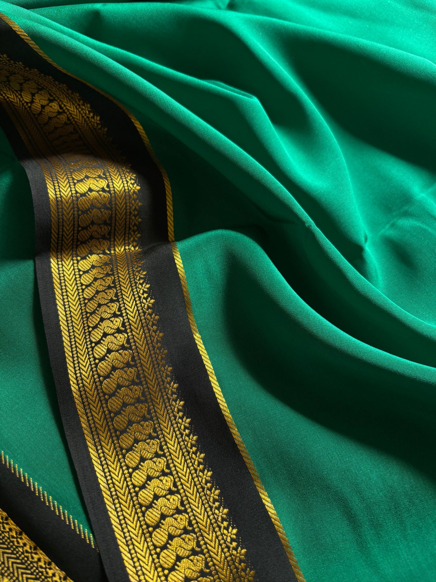 Mayuri (2D) : Emerald green-black