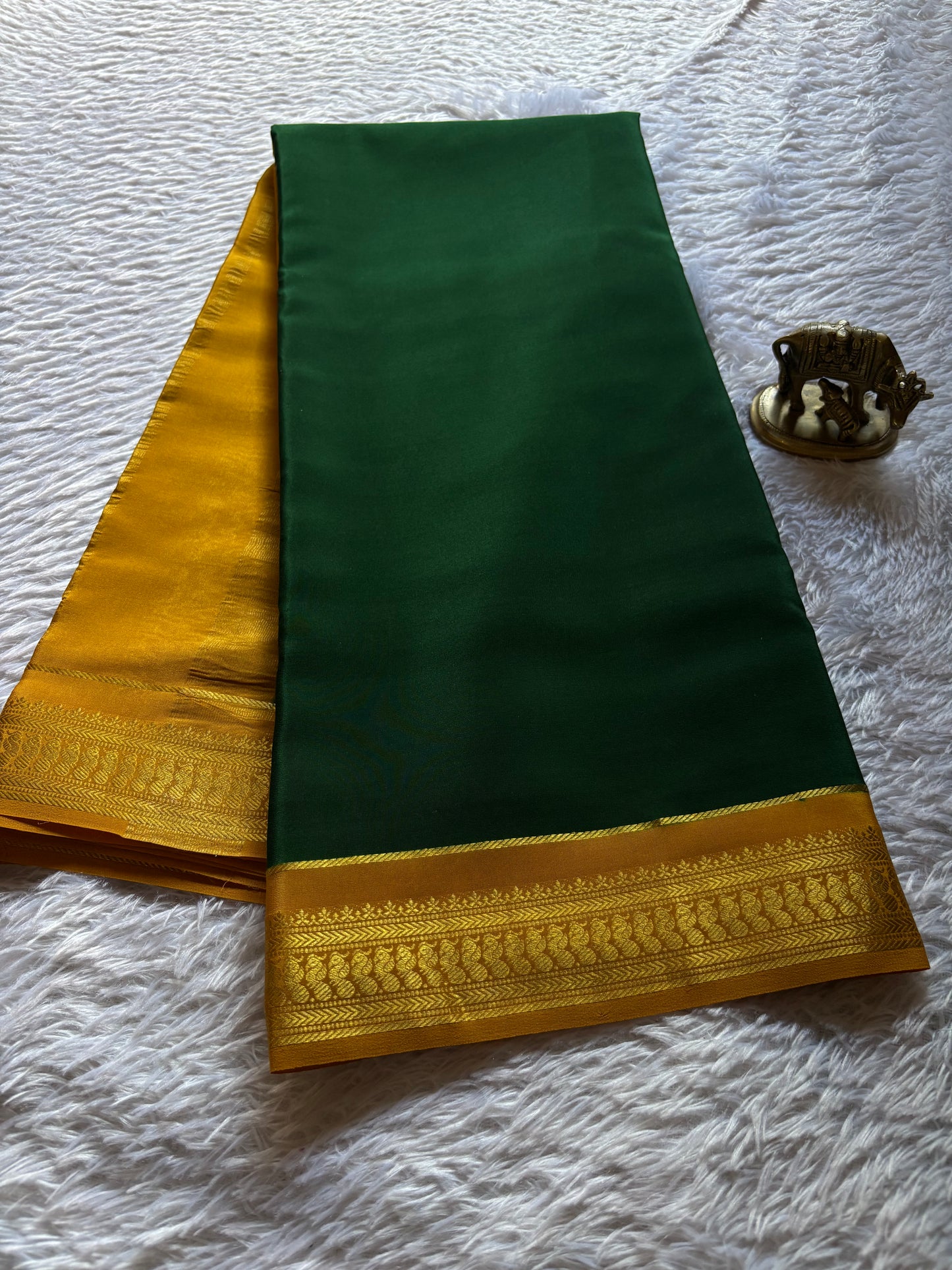 Mayuri (2D) : Dark green-golden yellow