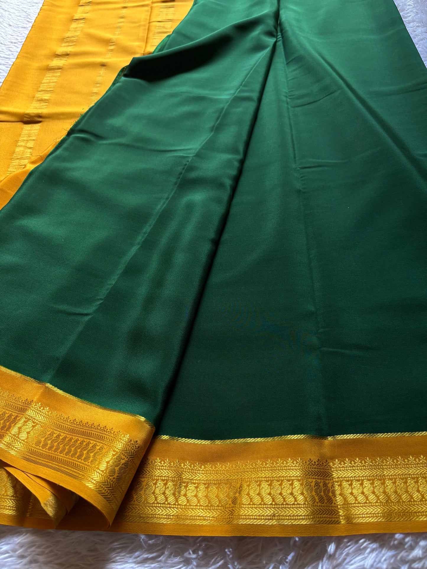 Mayuri (2D) : Dark green-golden yellow