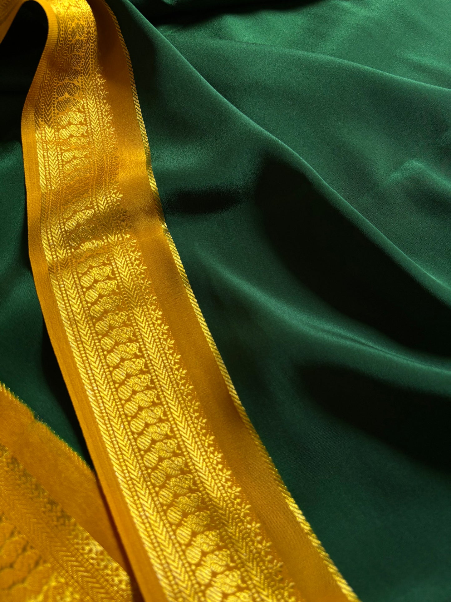 Mayuri (2D) : Dark green-golden yellow
