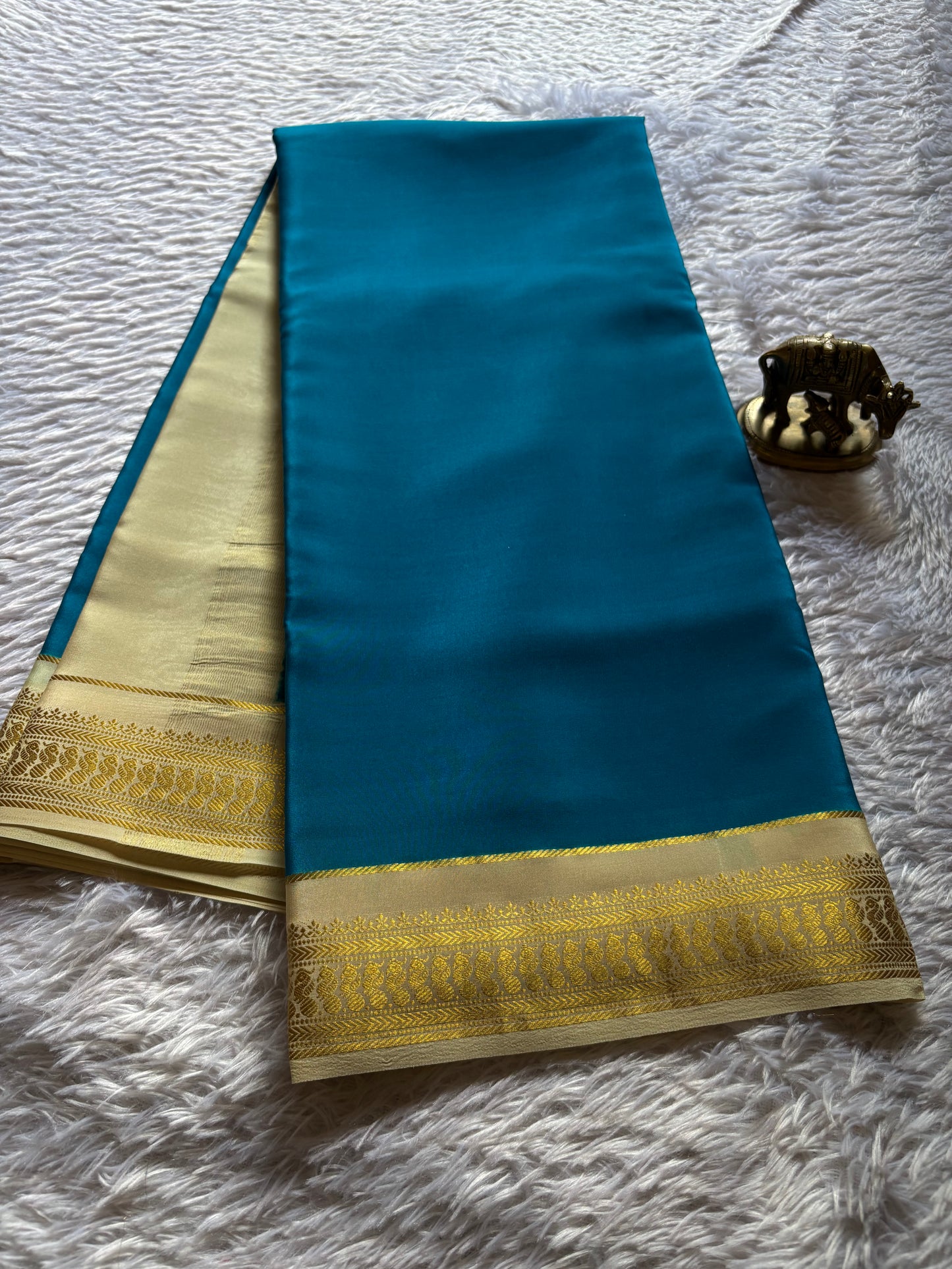 Mayuri (2D) : Teal blue-off white