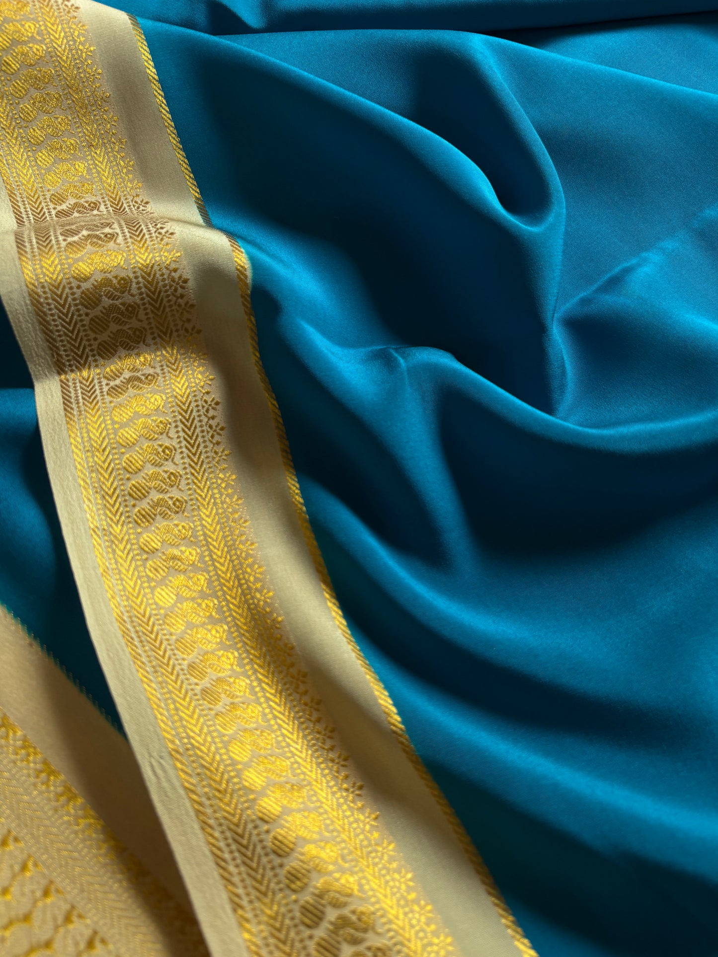 Mayuri (2D) : Teal blue-off white
