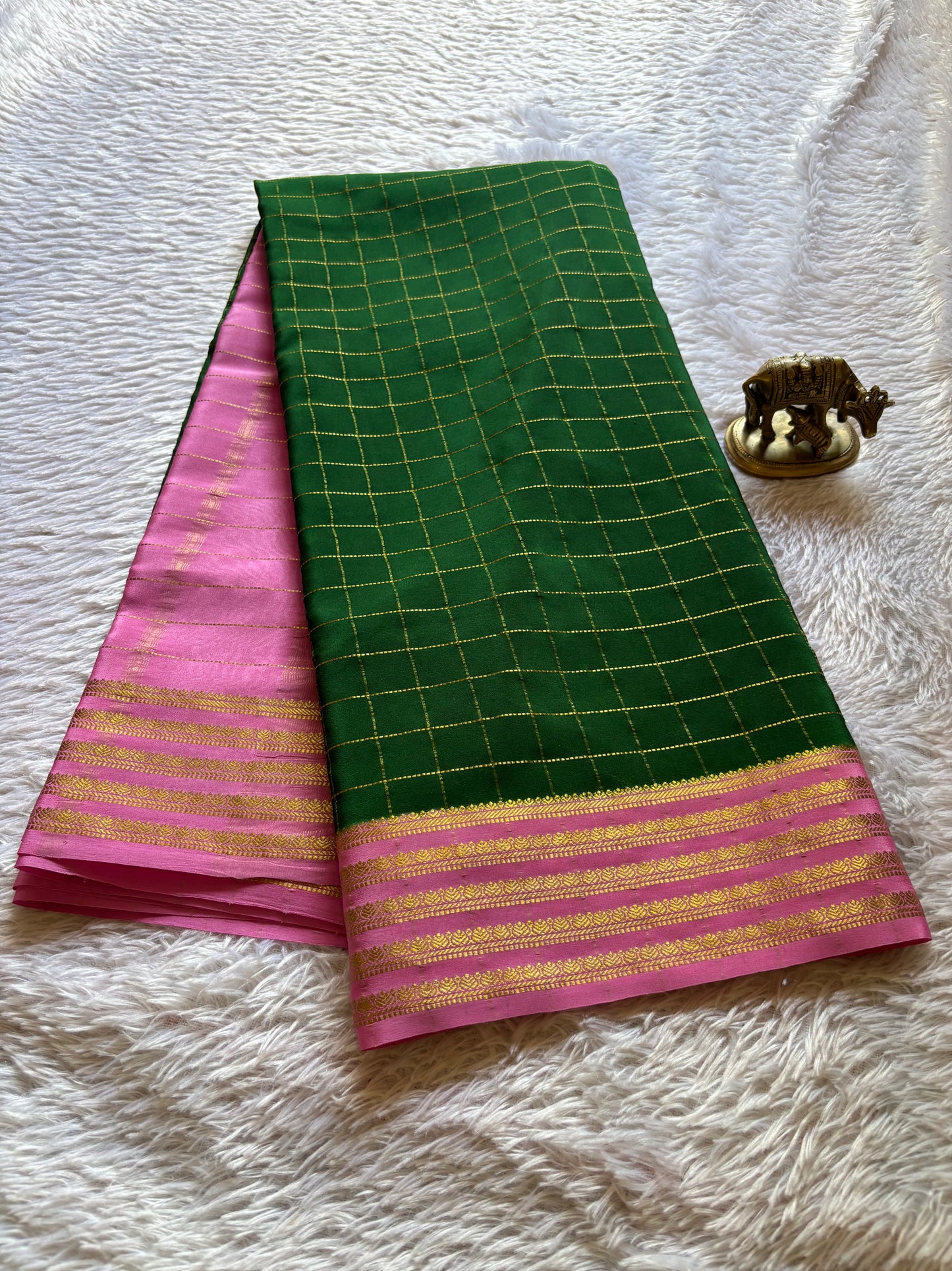 Charuni (2D) : Dark green-baby pink