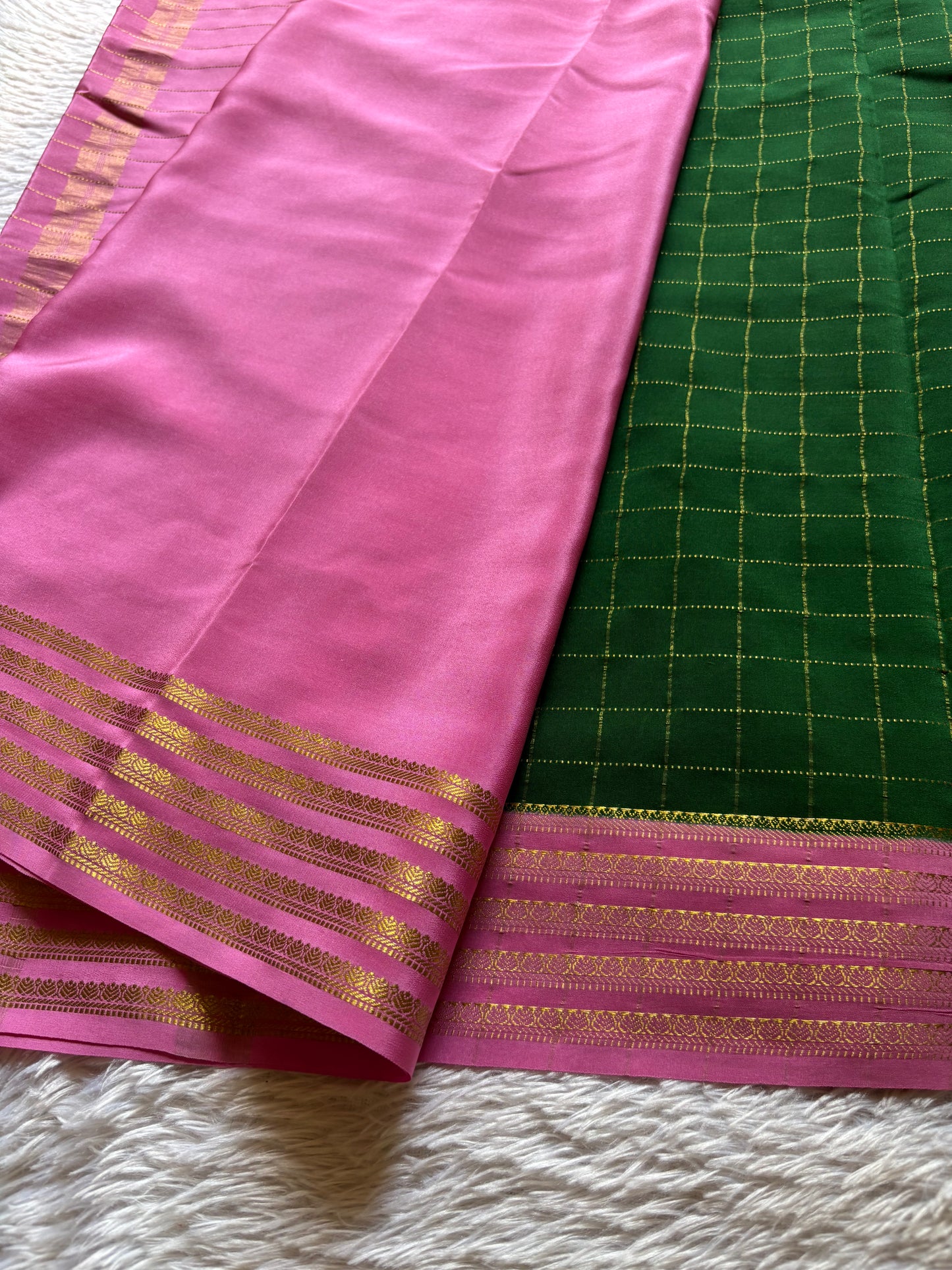 Charuni (2D) : Dark green-baby pink