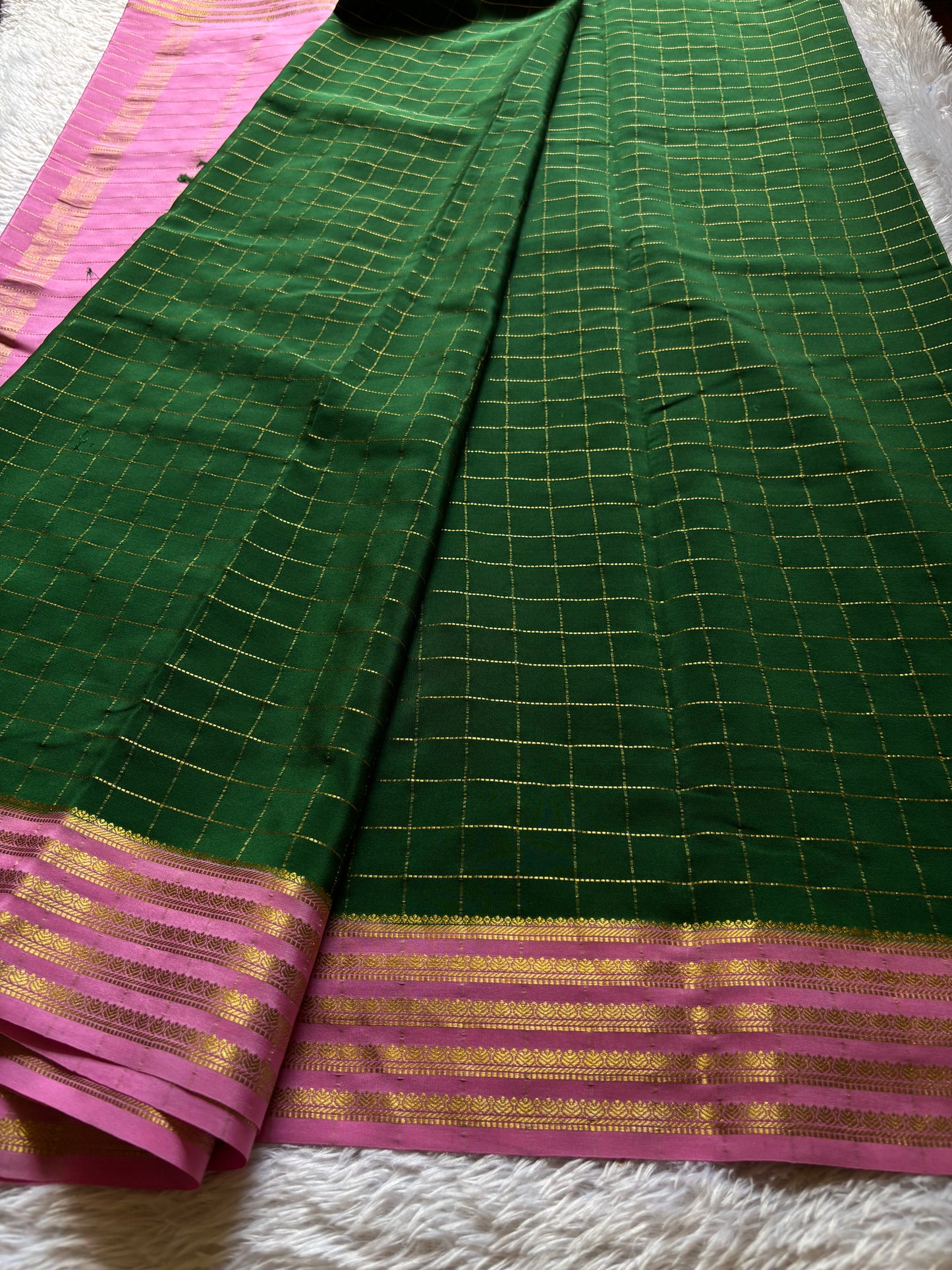 Charuni (2D) : Dark green-baby pink