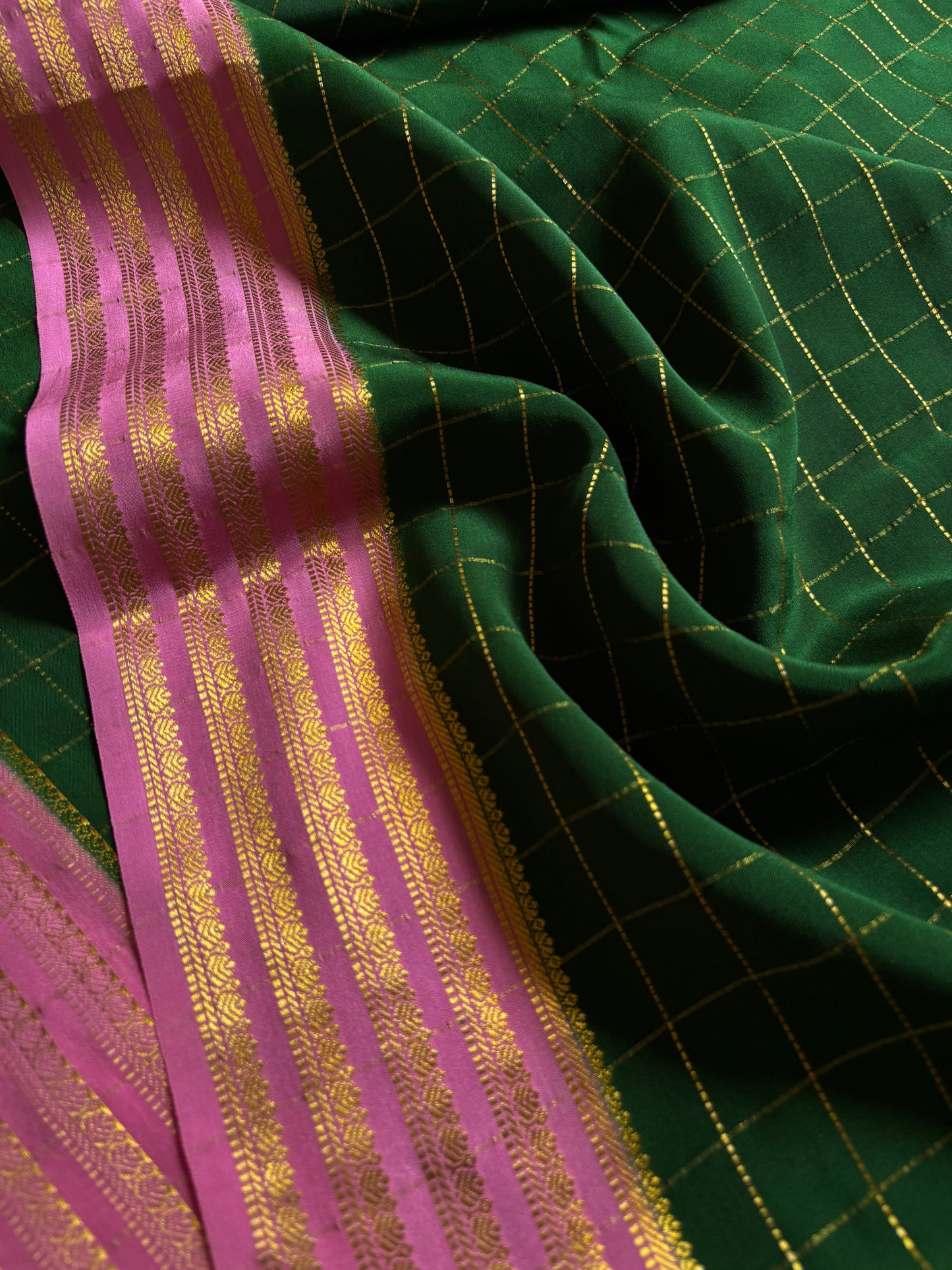 Charuni (2D) : Dark green-baby pink