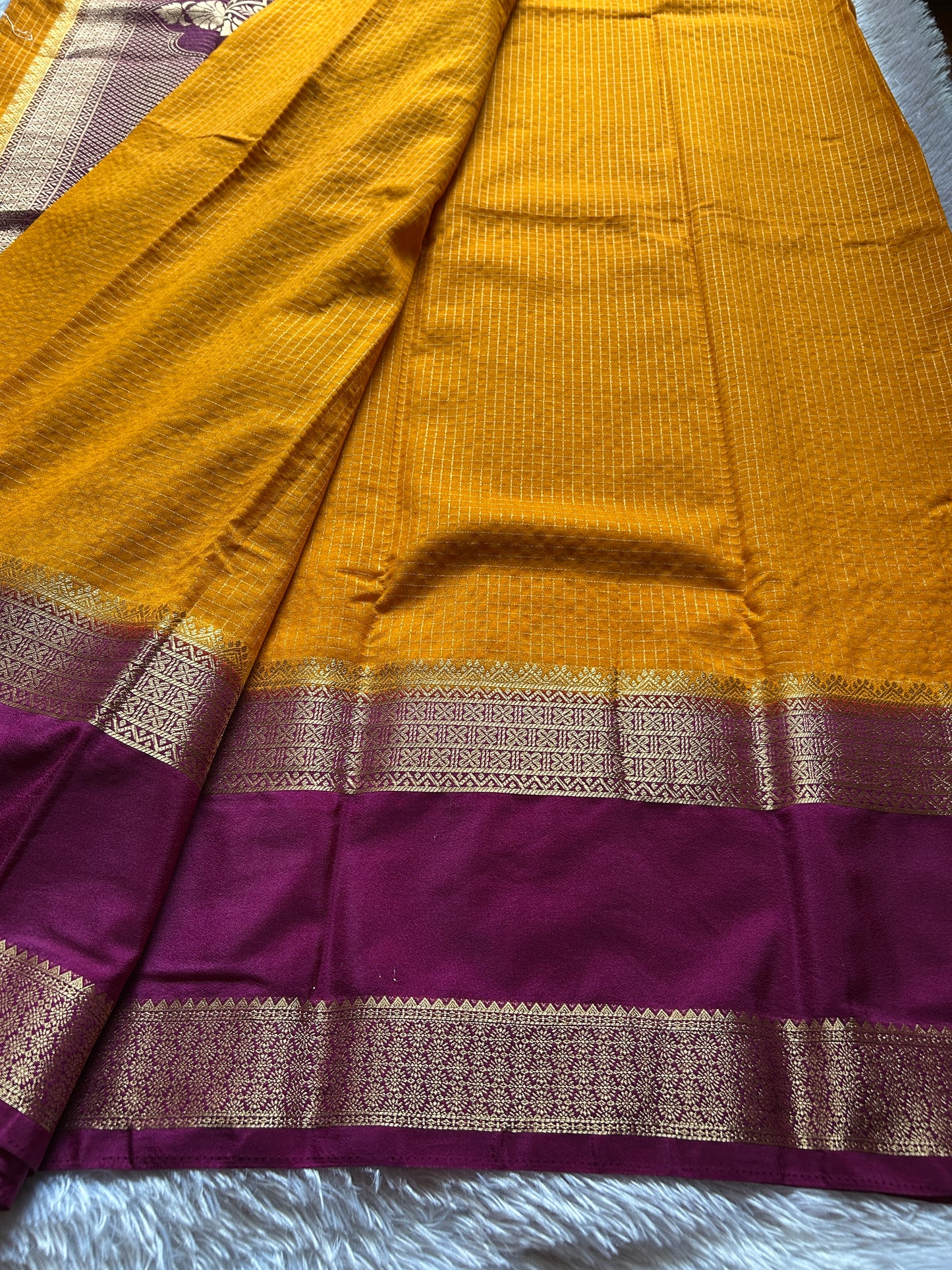 SS105 (2D) : Golden yellow-maroon