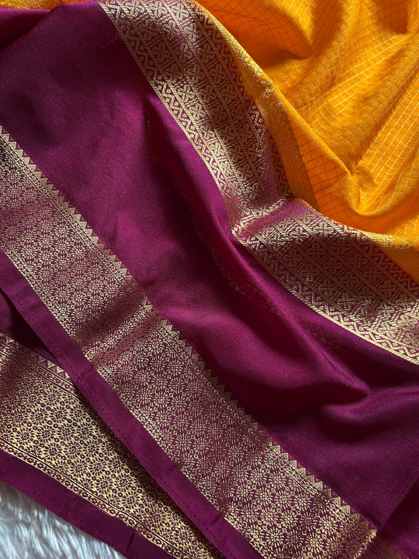 SS105 (2D) : Golden yellow-maroon