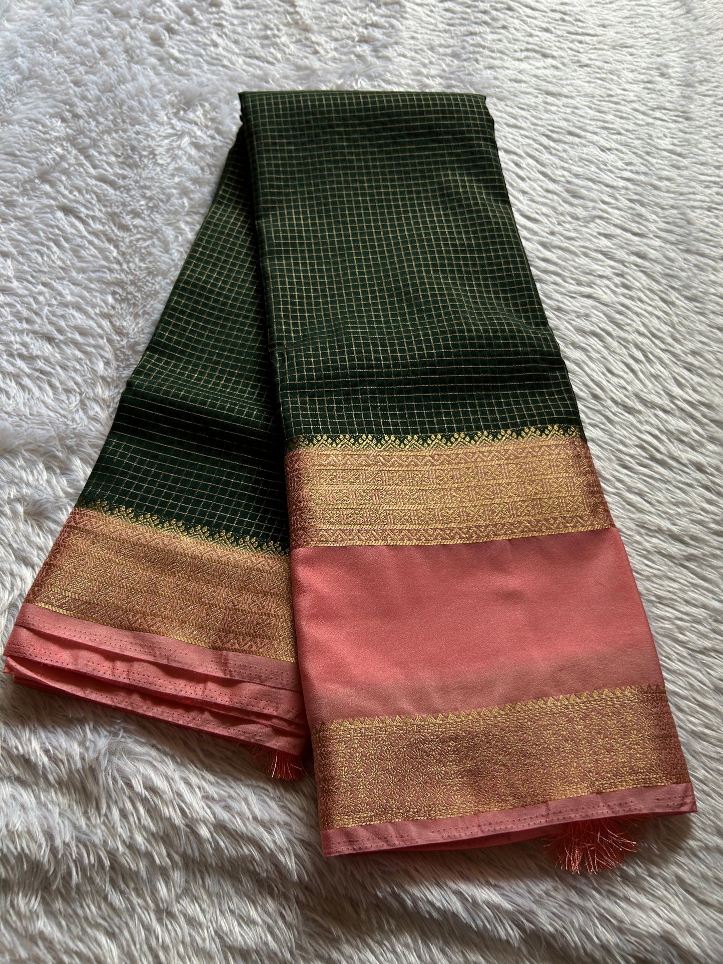 SS105 (2D) : Dark green-peach pink