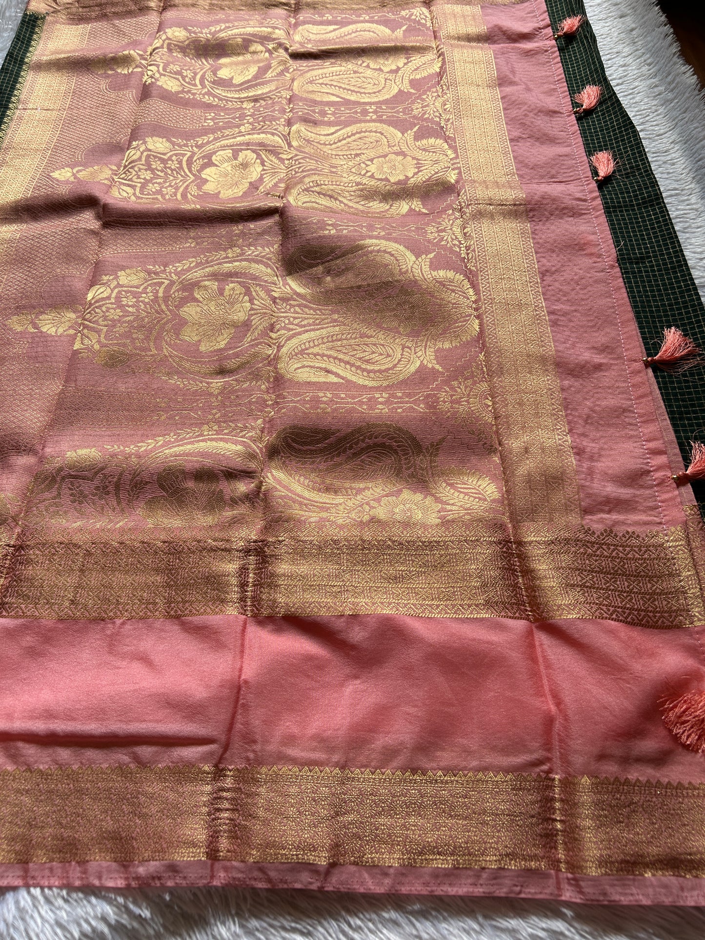 SS105 (2D) : Dark green-peach pink