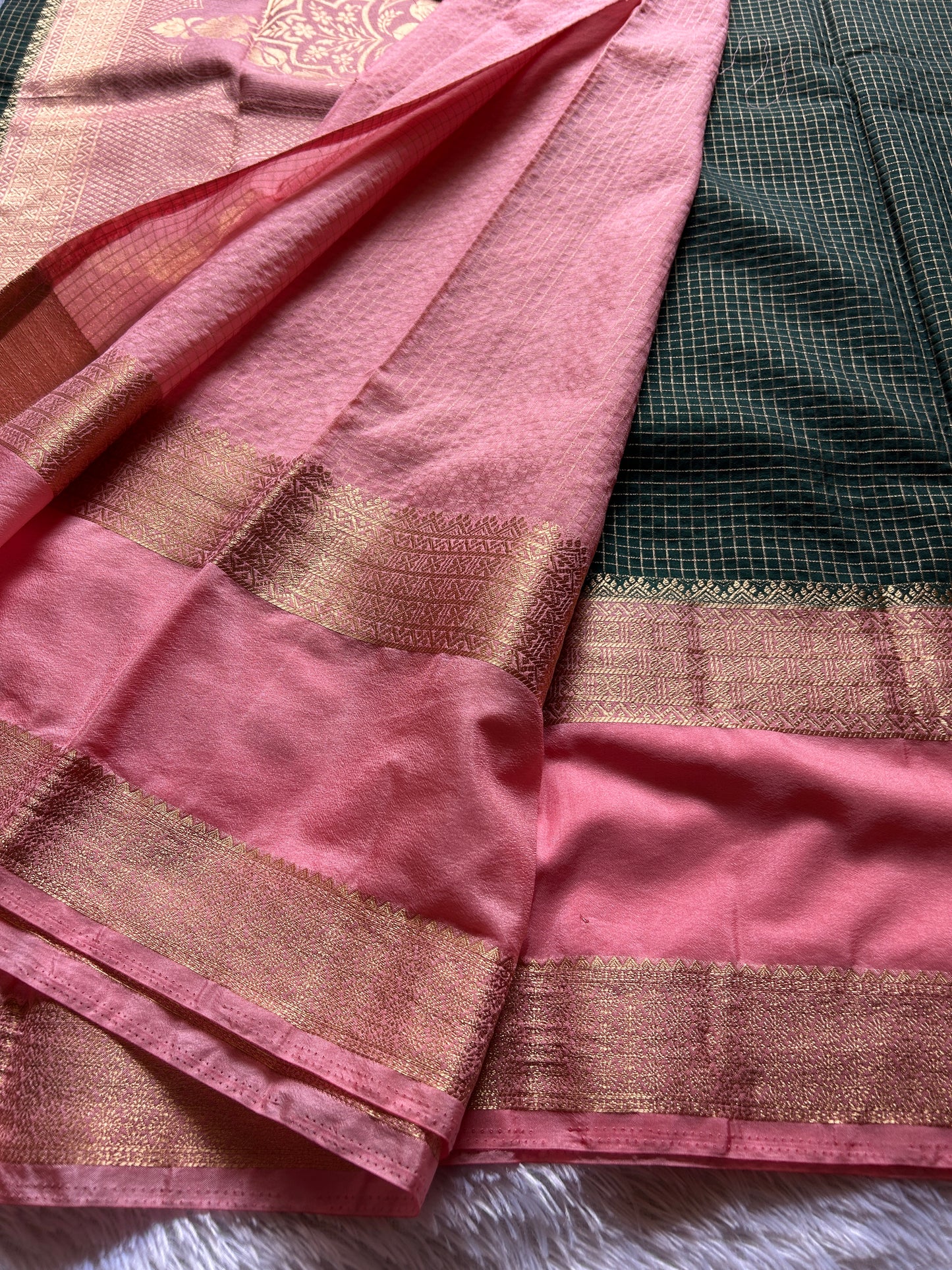 SS105 (2D) : Dark green-peach pink