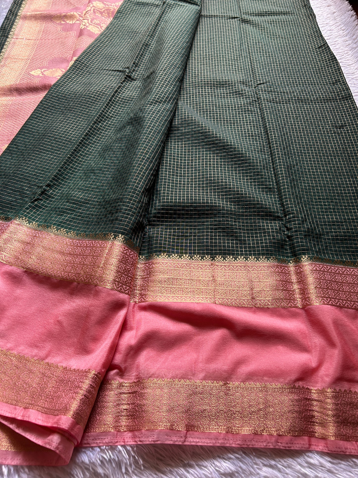 SS105 (2D) : Dark green-peach pink