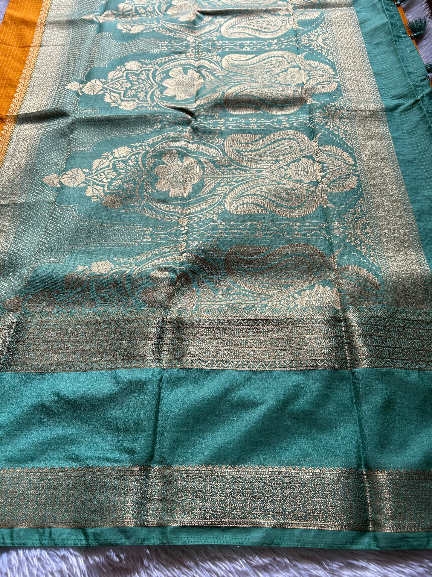 SS105 (2D) : Light orange-pastel blue