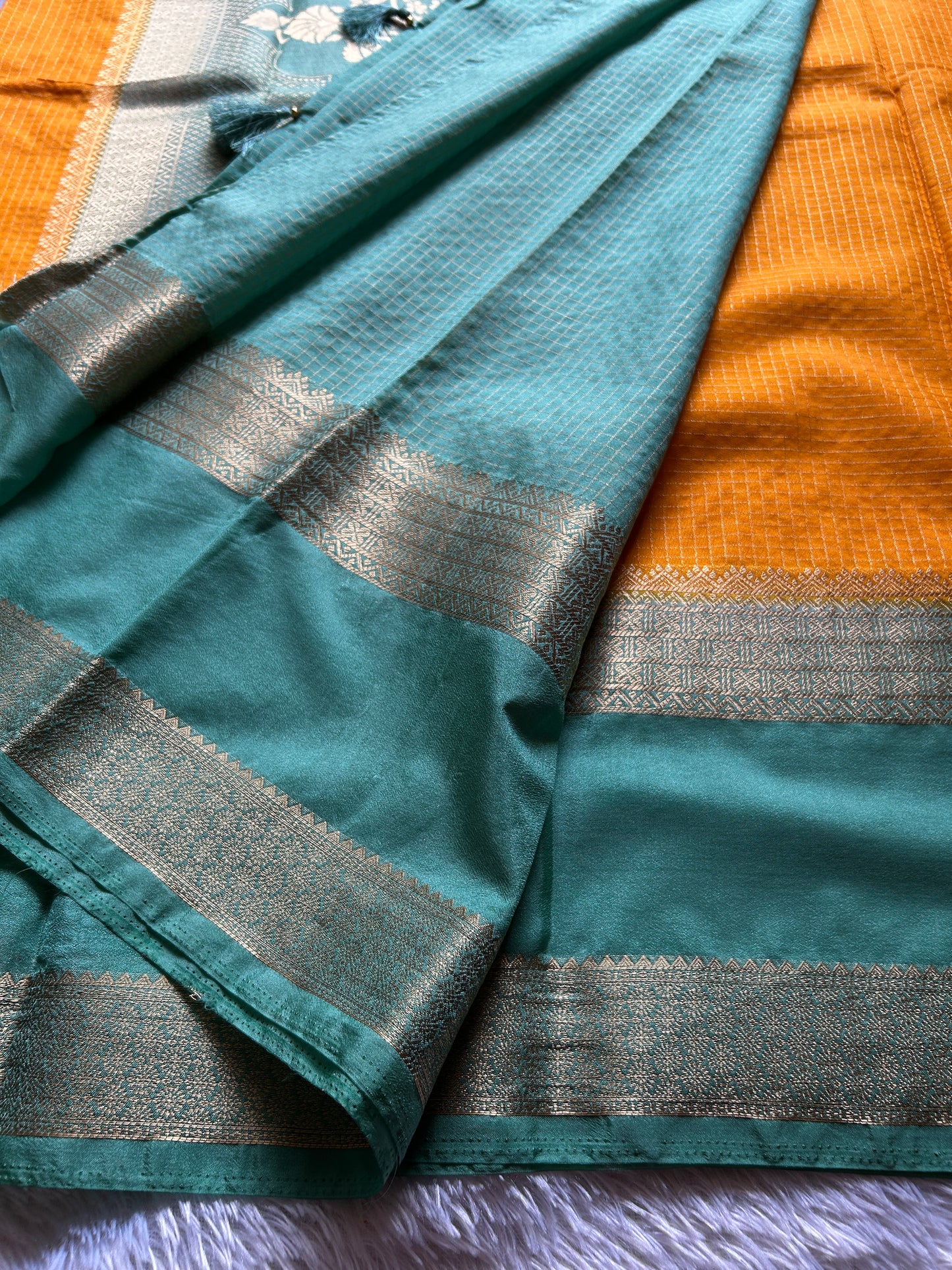 SS105 (2D) : Light orange-pastel blue