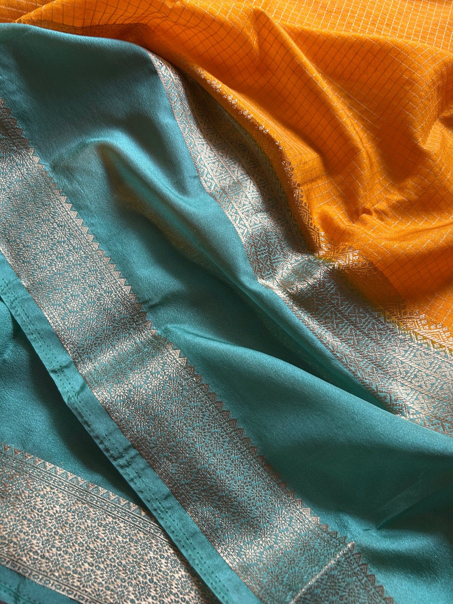 SS105 (2D) : Light orange-pastel blue
