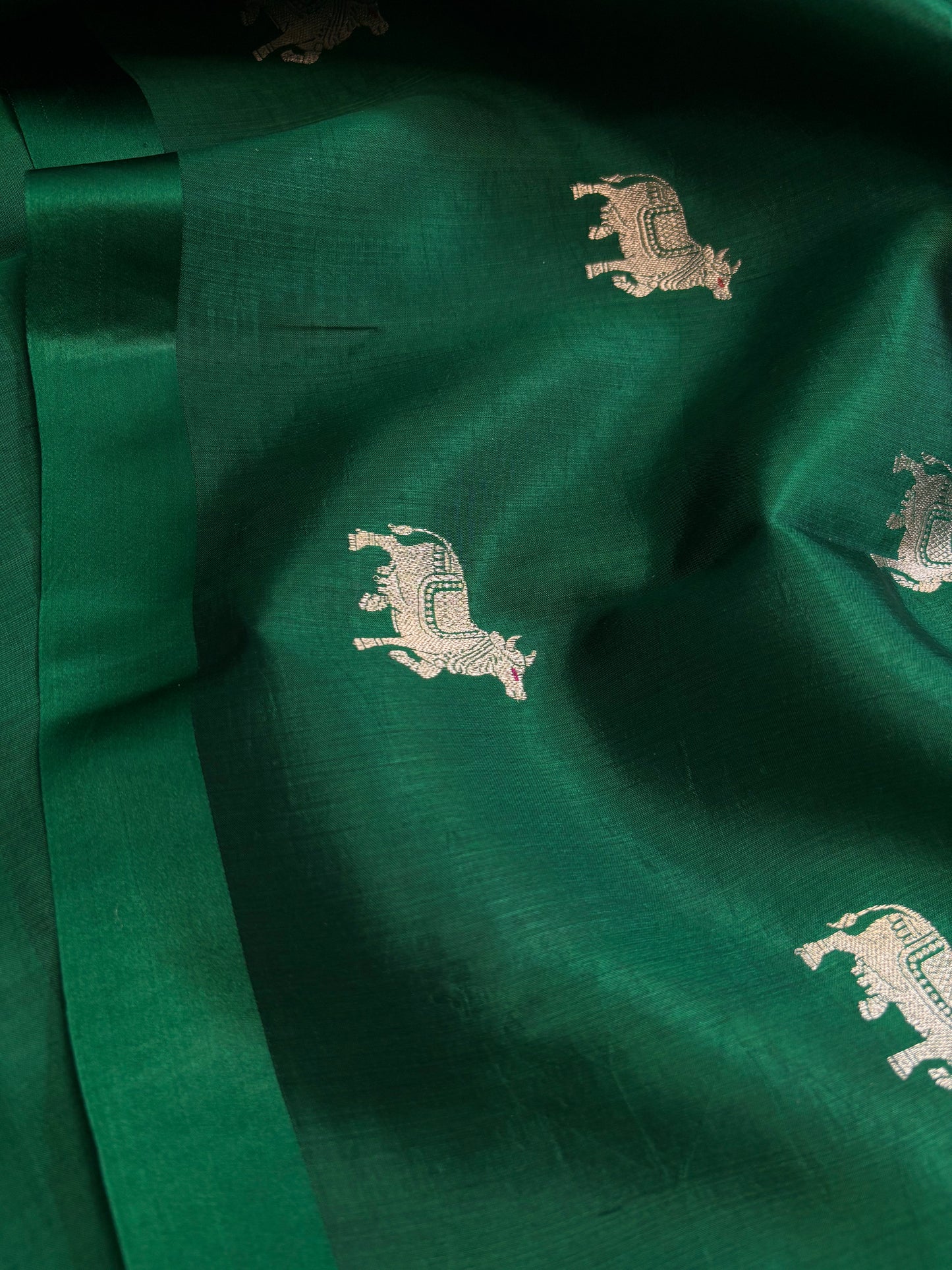 Anupama : Solid Emarald green