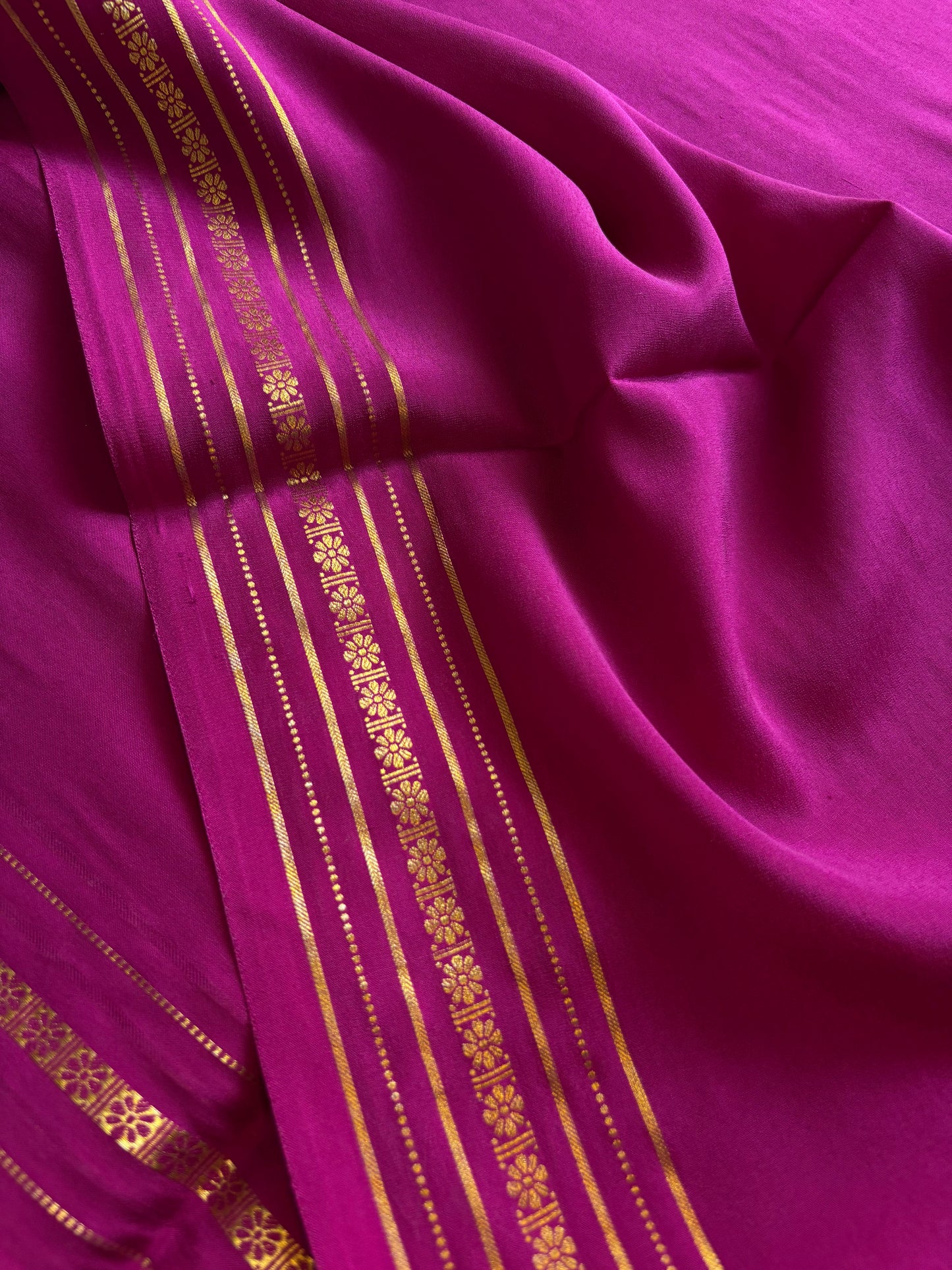 Mallige : Solid Magenta pink