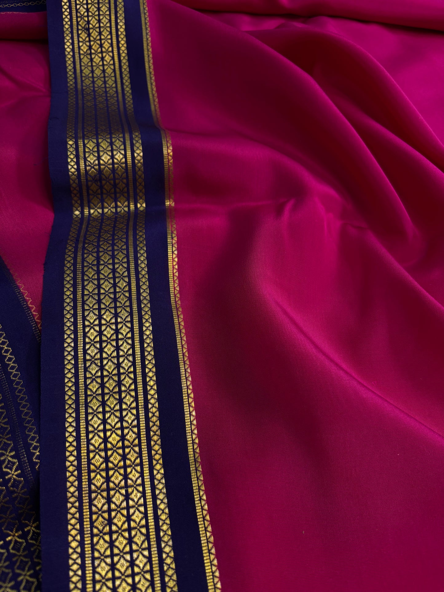 Vasavi (2D) : Pink-dark blue