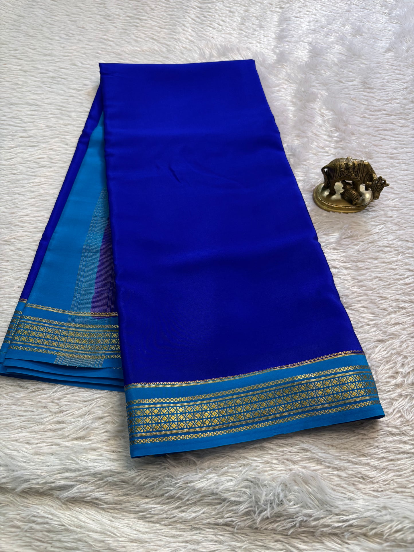 Vasavi (2D) : Royal blue-ananda blue