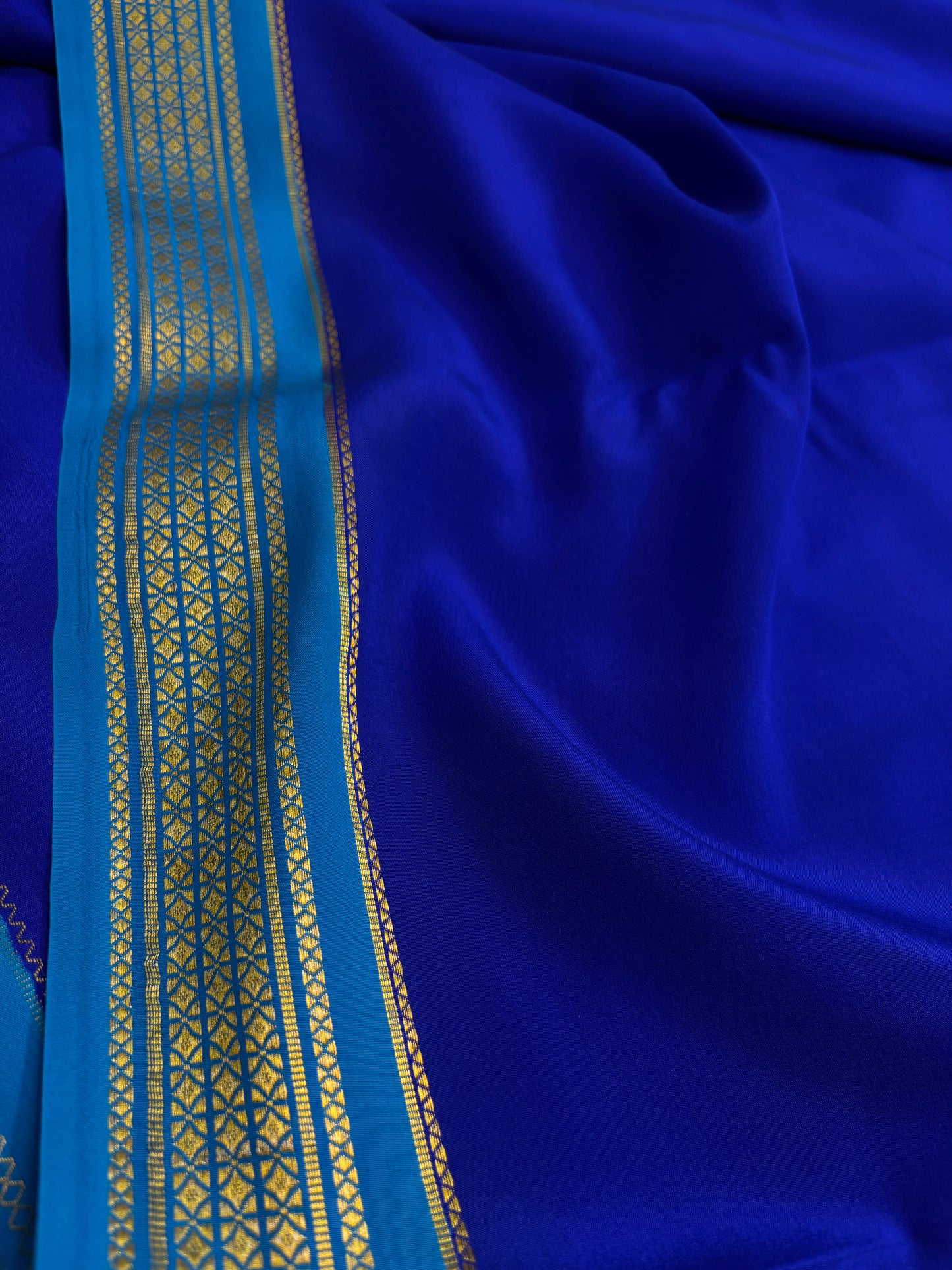 Vasavi (2D) : Royal blue-ananda blue