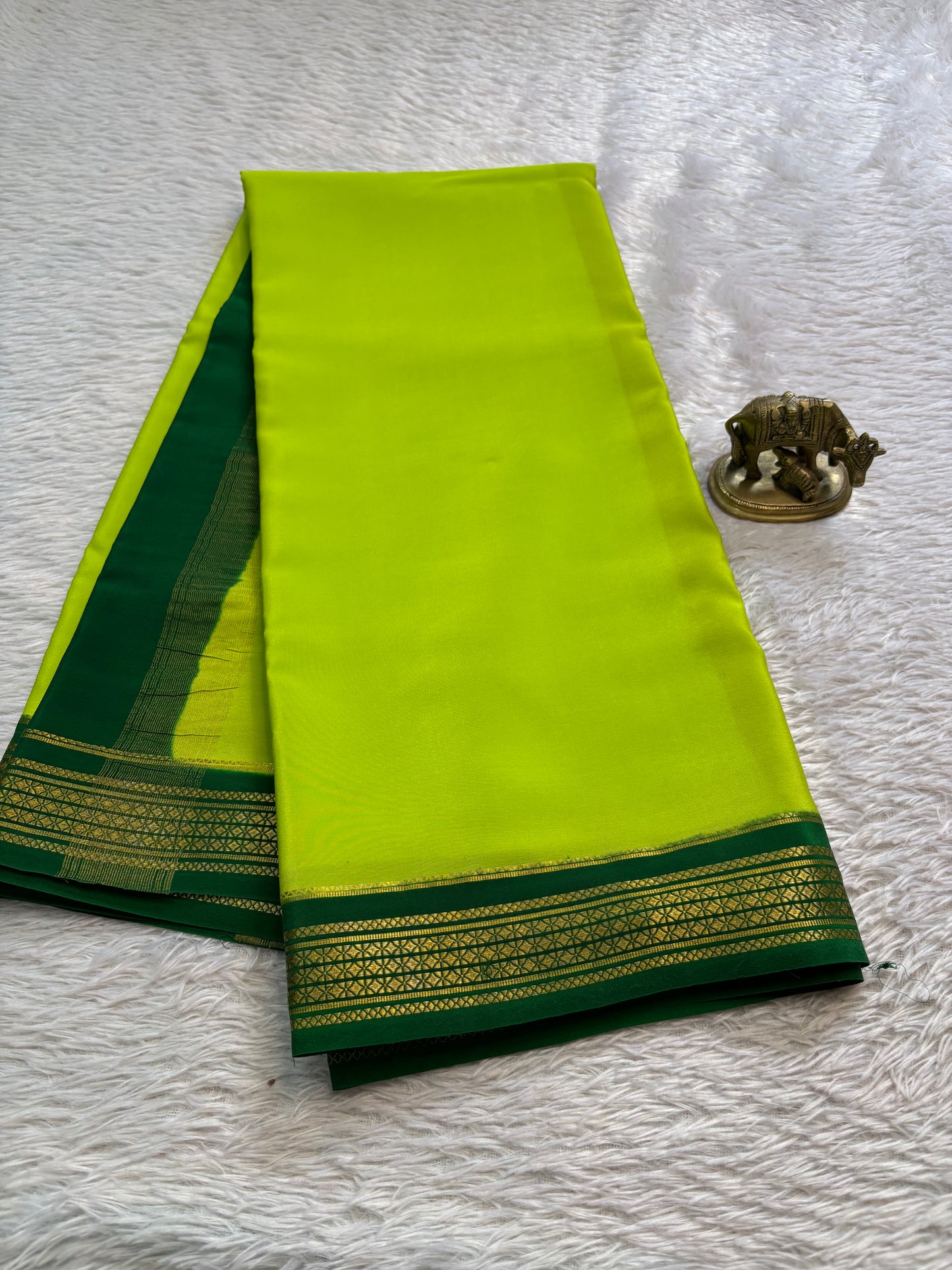 Vasavi (2D) : Lime green-bottle green