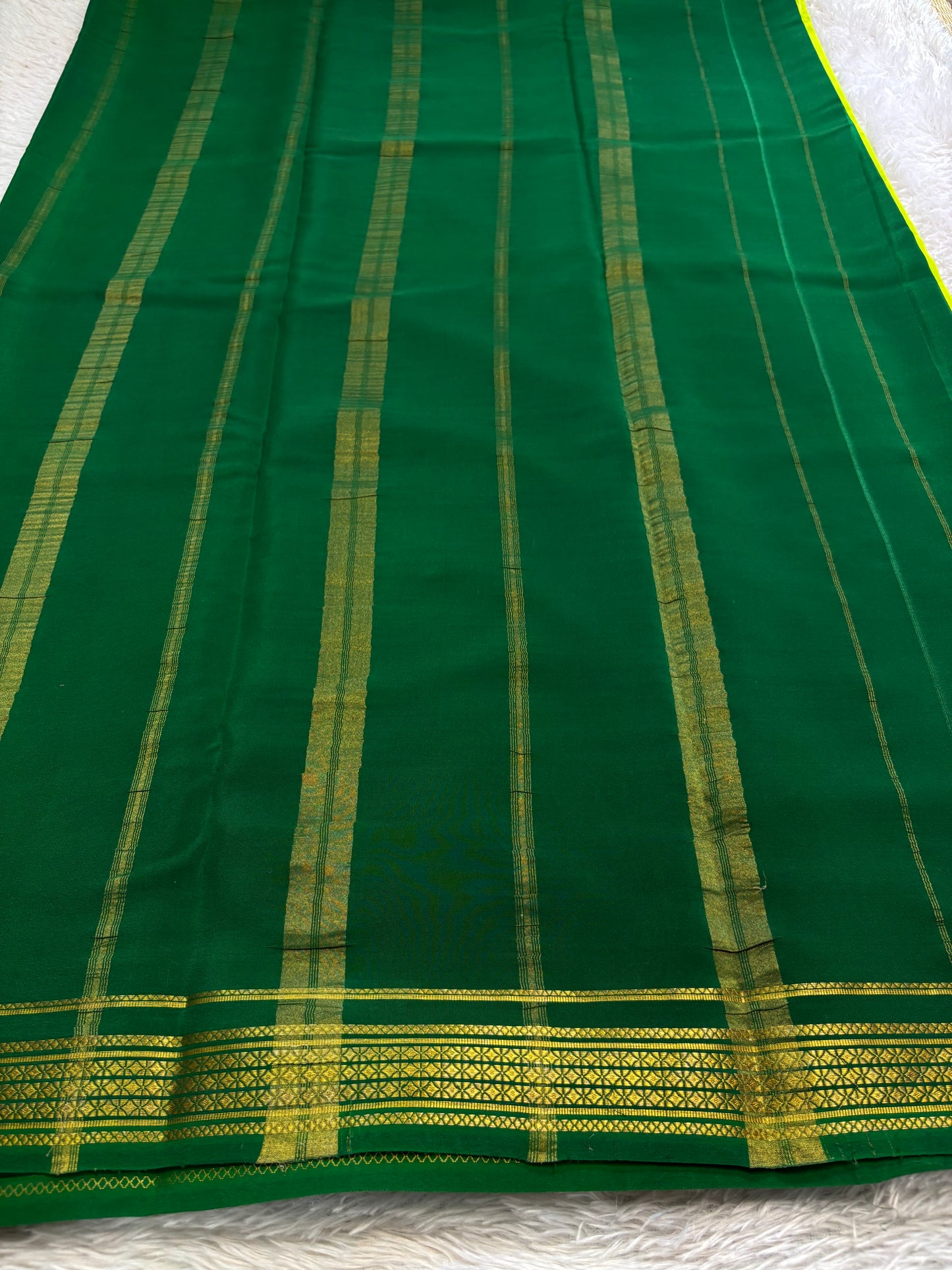Vasavi (2D) : Lime green-bottle green