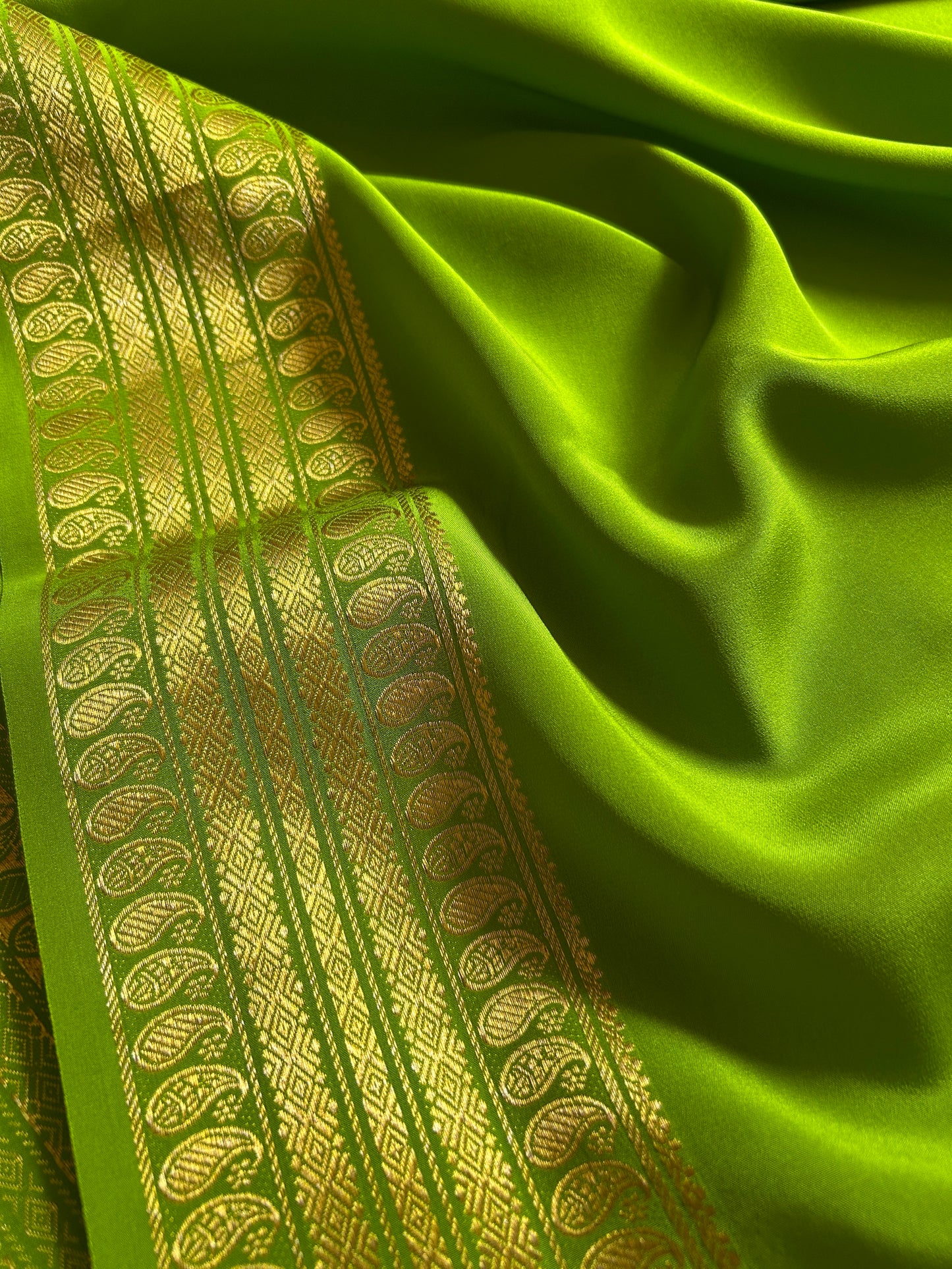 Maithili : Solid Mehendi green