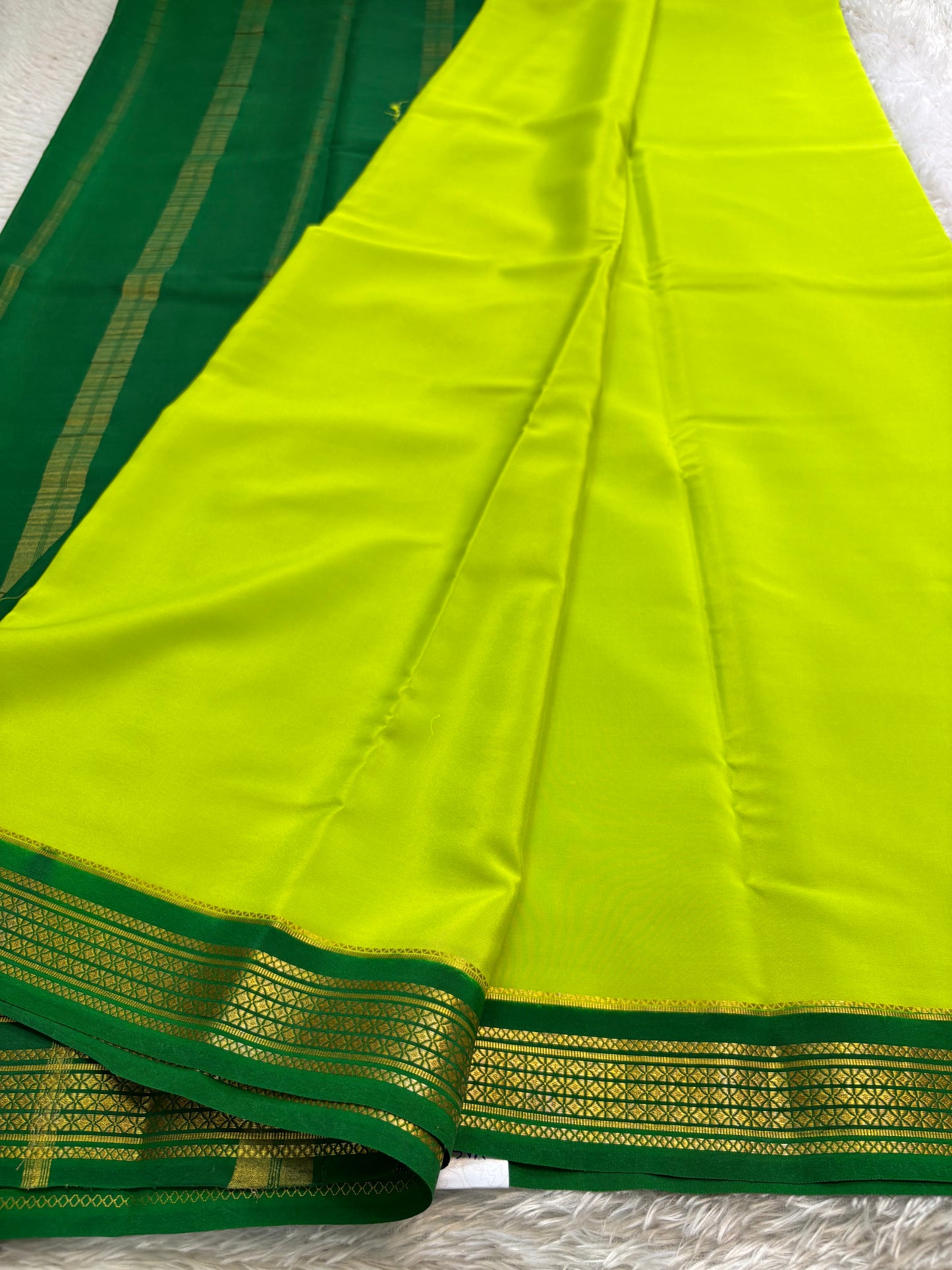 Vasavi (2D) : Lime green-bottle green