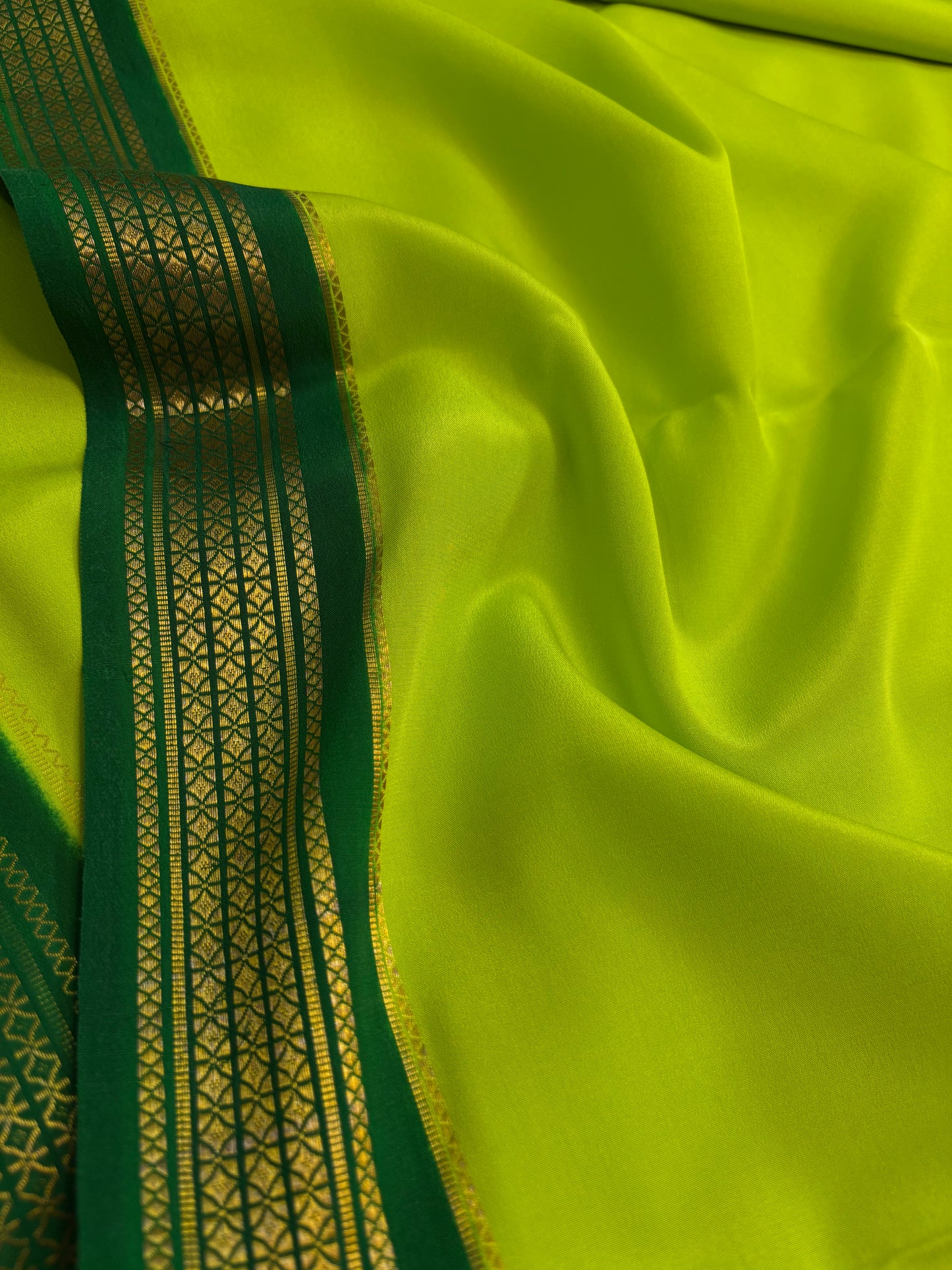 Vasavi (2D) : Lime green-bottle green