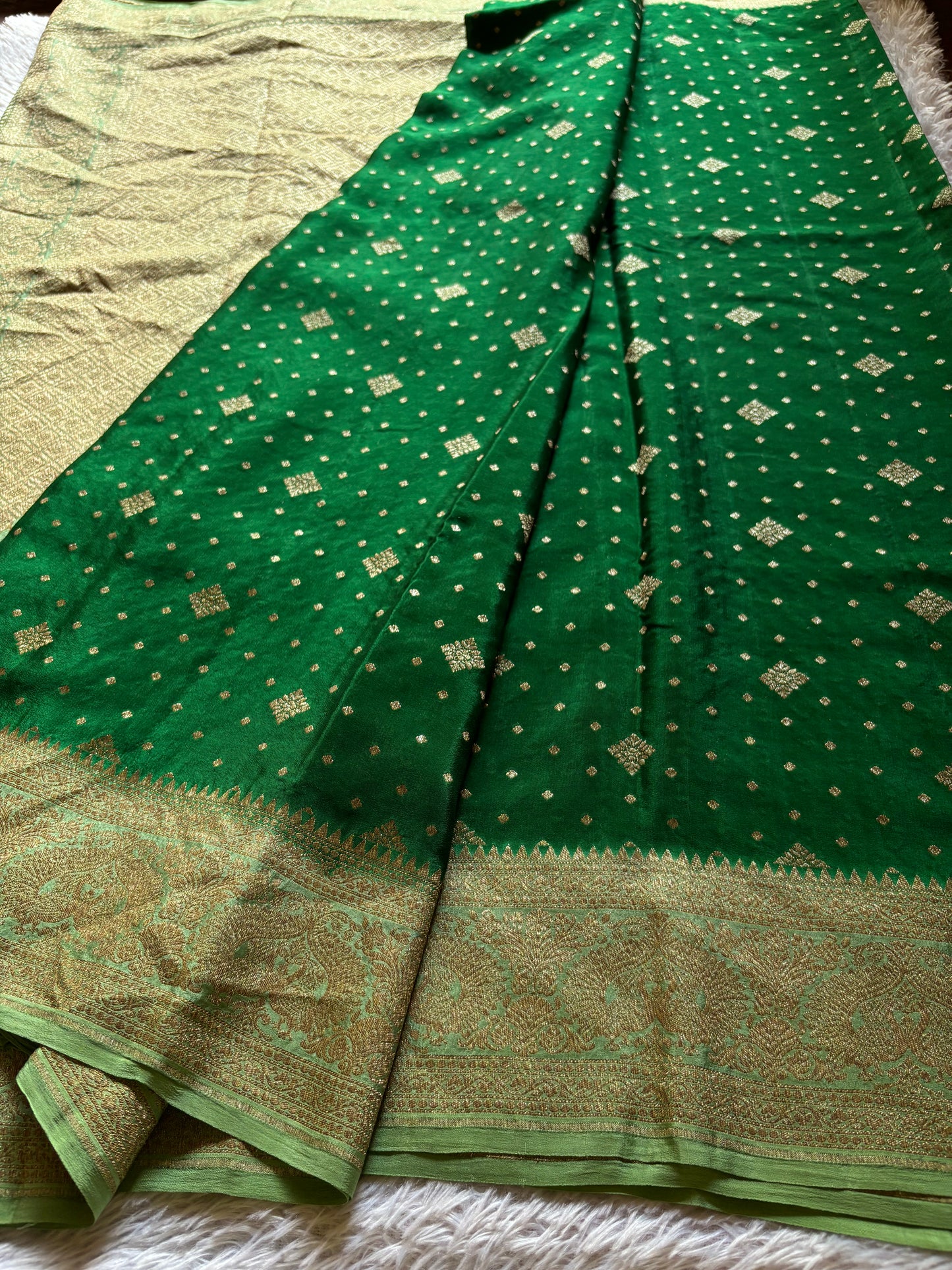 Bindiya (2D) : Emerald green-pista green