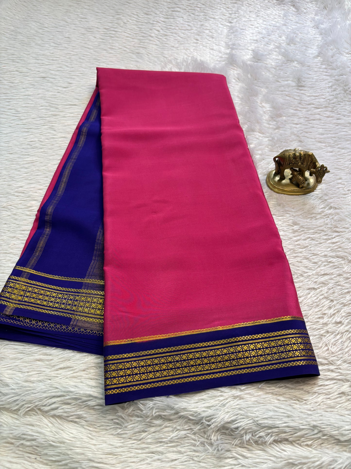 Vasavi (2D) : Hot pink-dark blue
