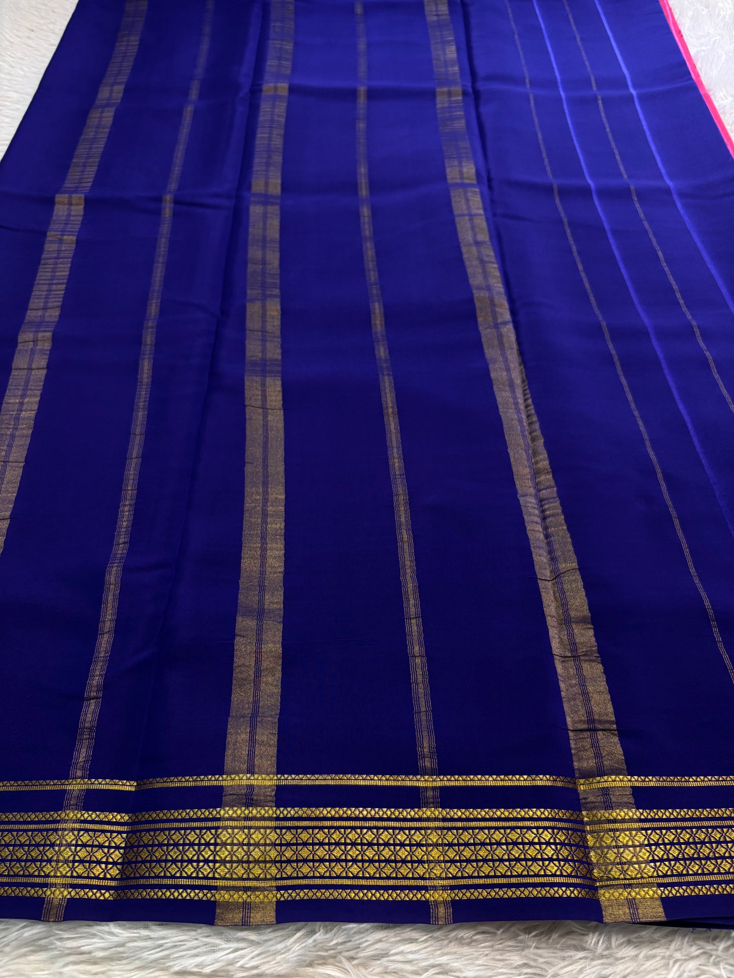 Vasavi (2D) : Hot pink-dark blue