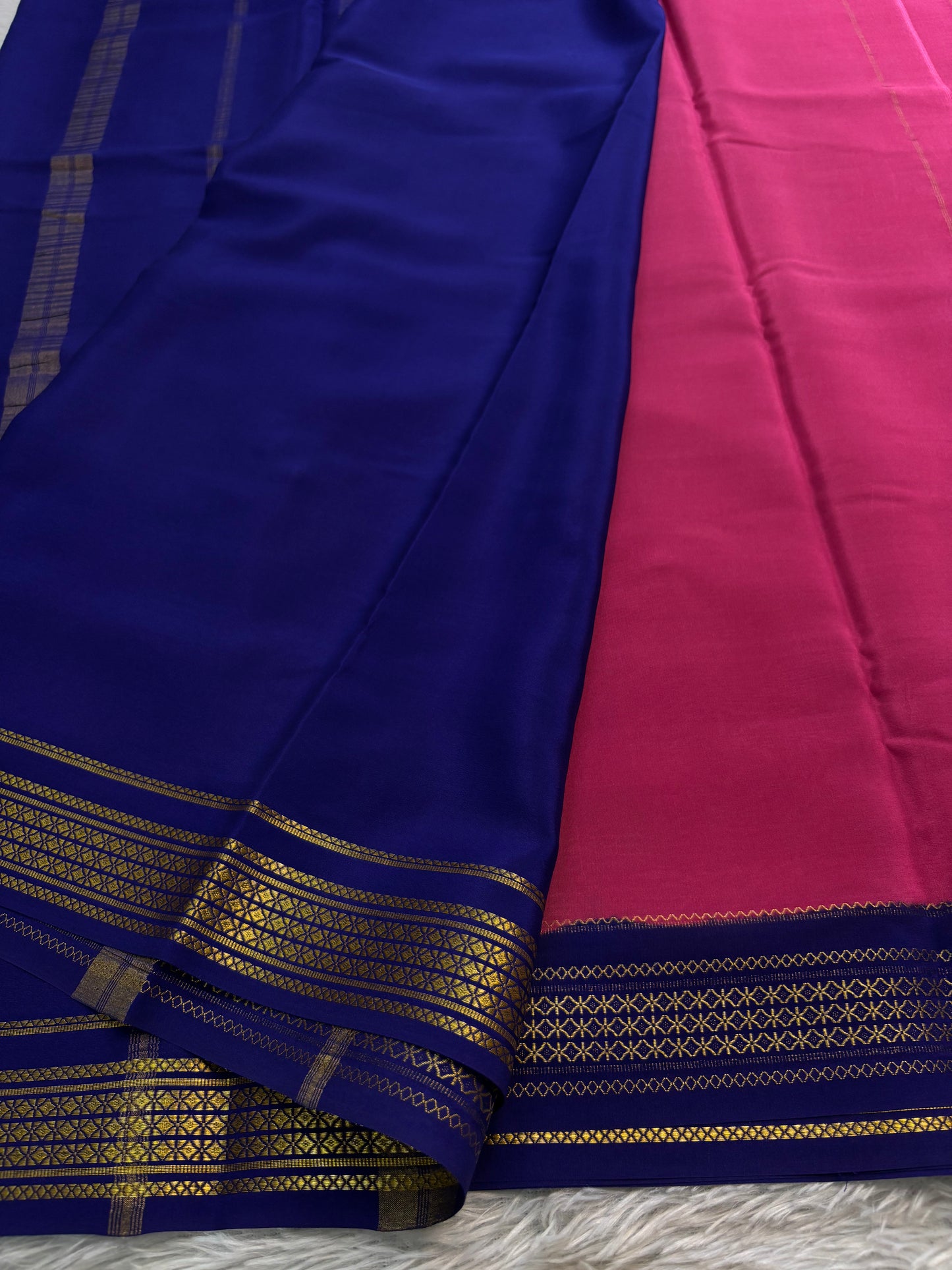 Vasavi (2D) : Hot pink-dark blue