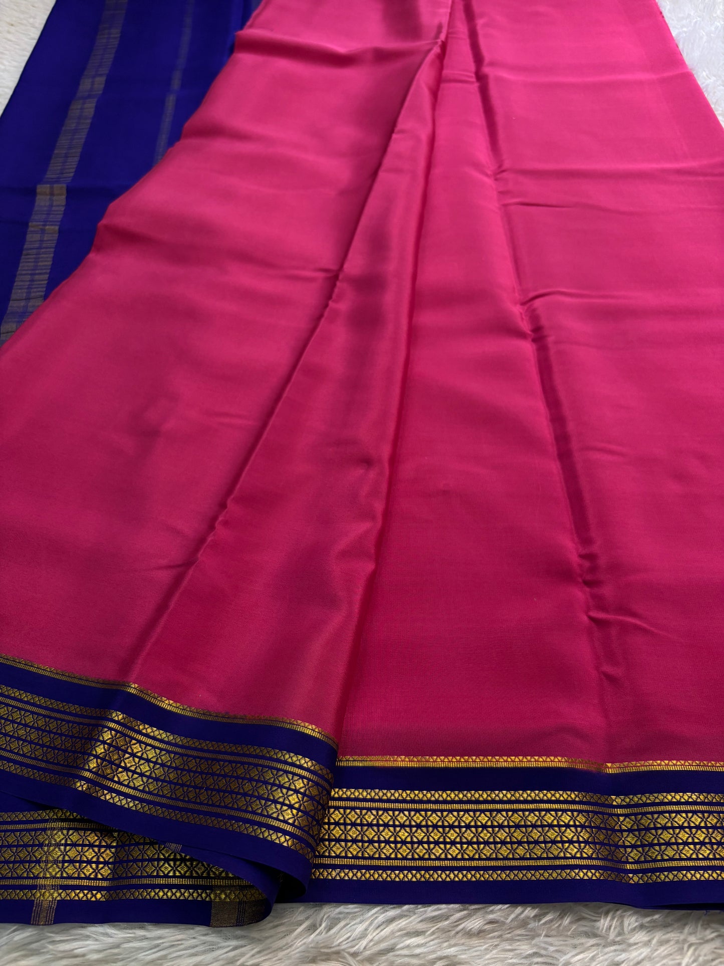 Vasavi (2D) : Hot pink-dark blue