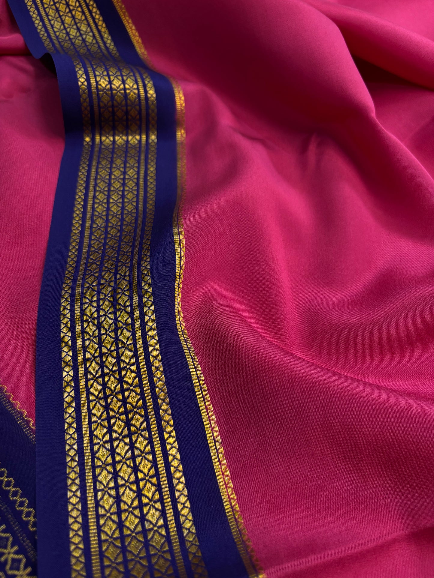 Vasavi (2D) : Hot pink-dark blue