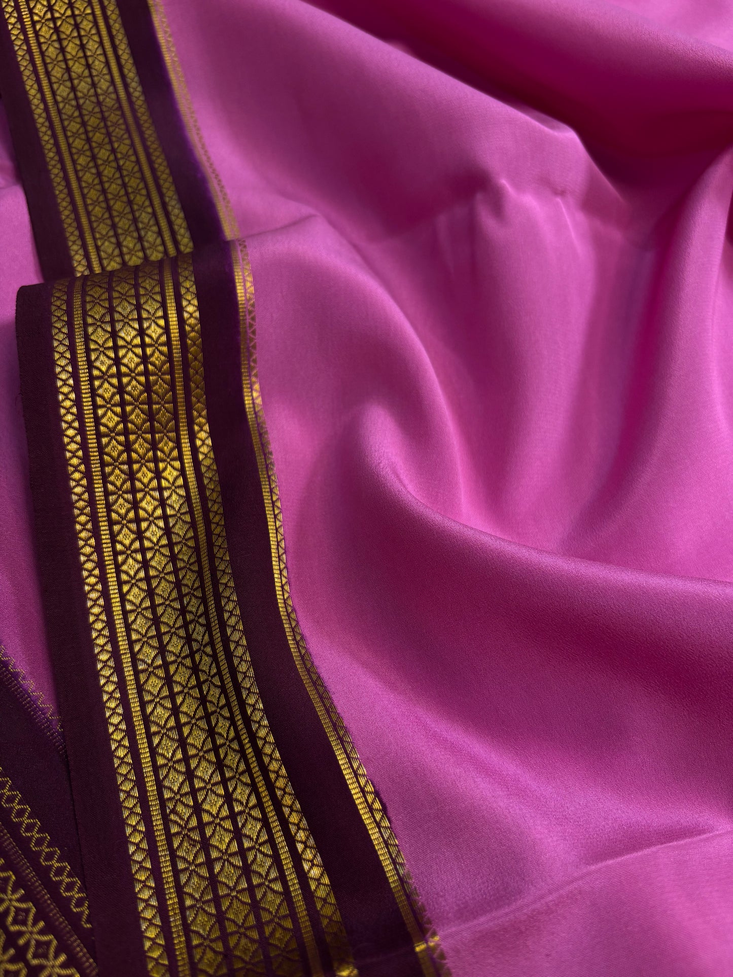Vasavi (2D) : Rose pink-deep wine