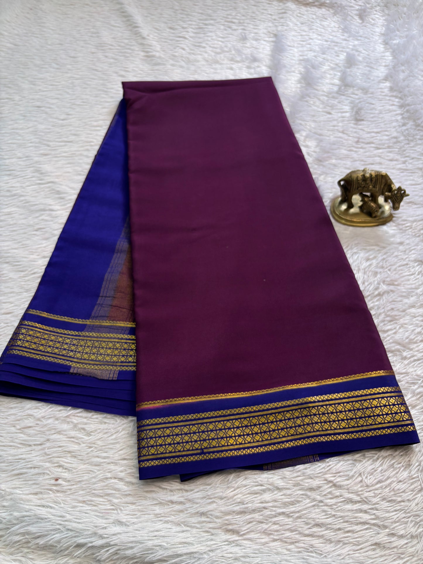 Vasavi (2D) : Deep wine-dark blue