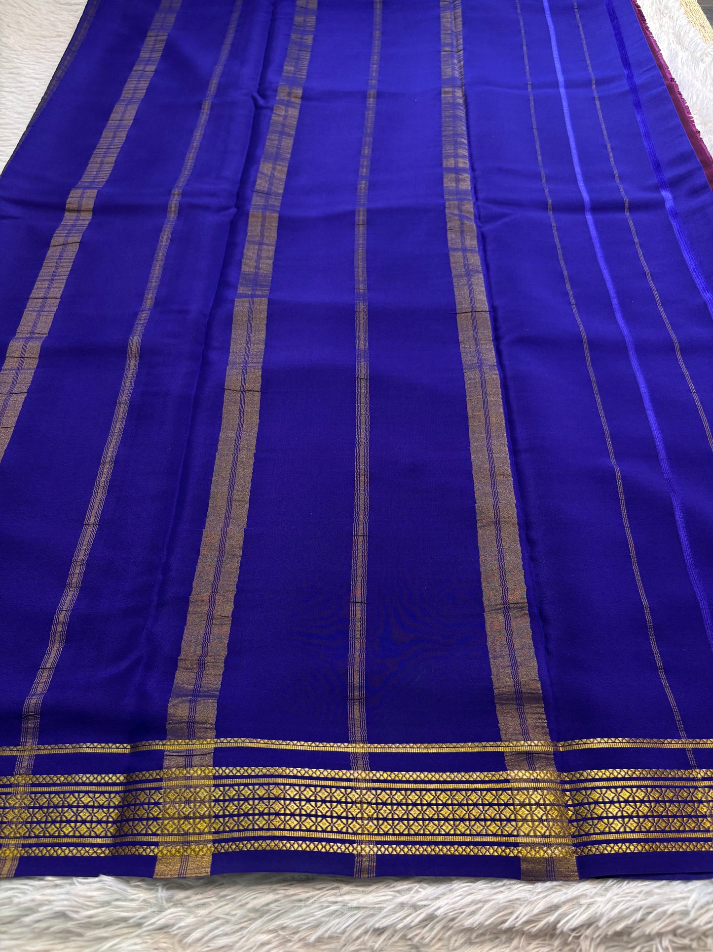 Vasavi (2D) : Deep wine-dark blue