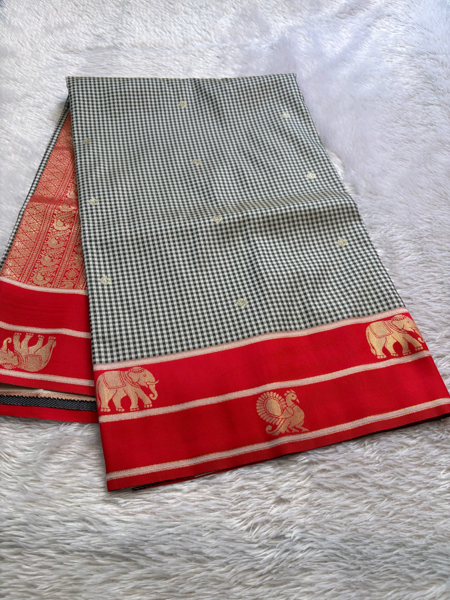 NYD136 (2D) : Grey-red