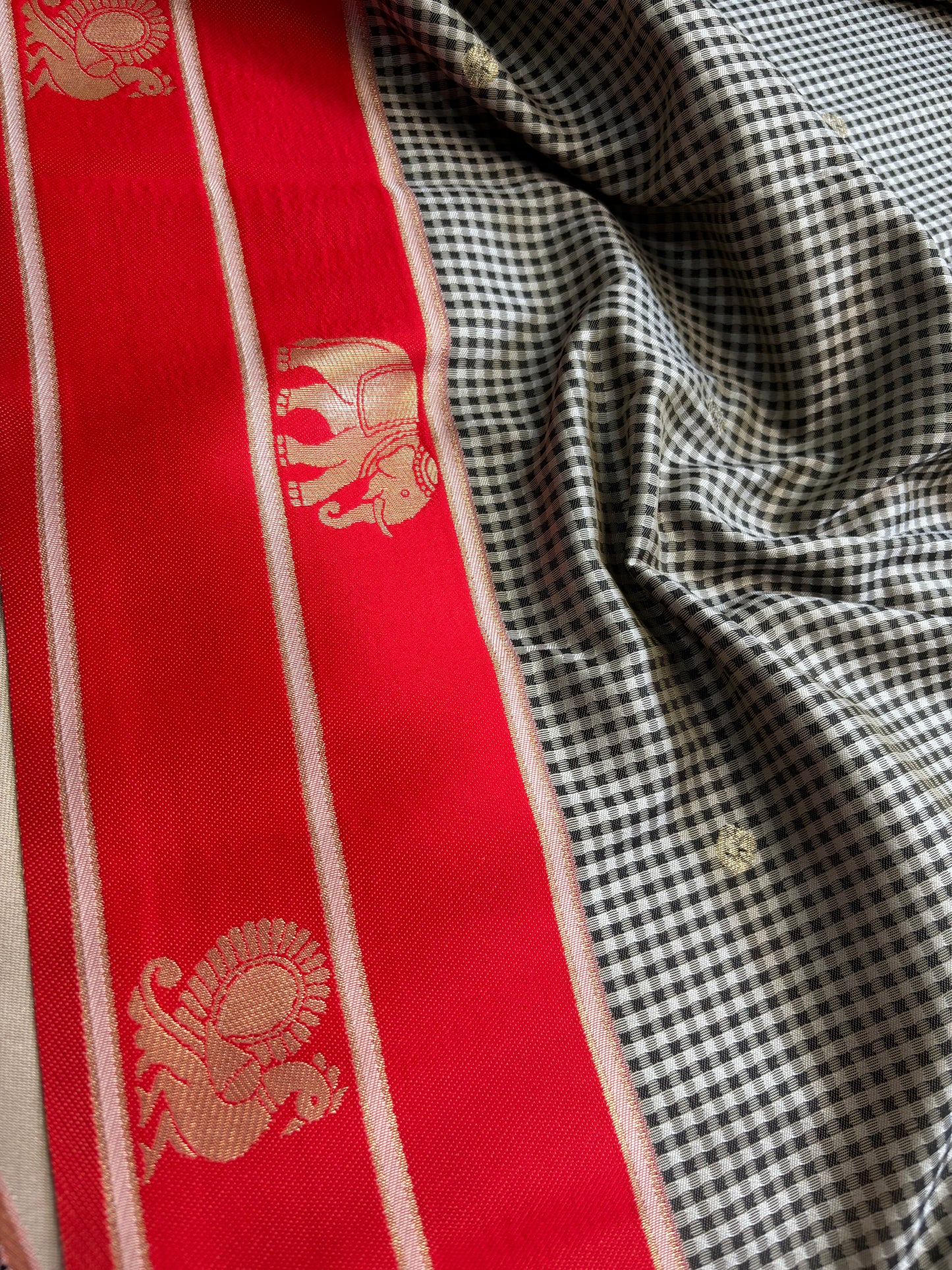 NYD136 (2D) : Grey-red