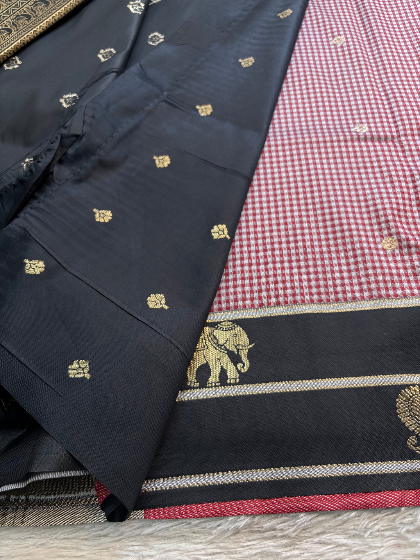 NYD136 (2D) : Red-black