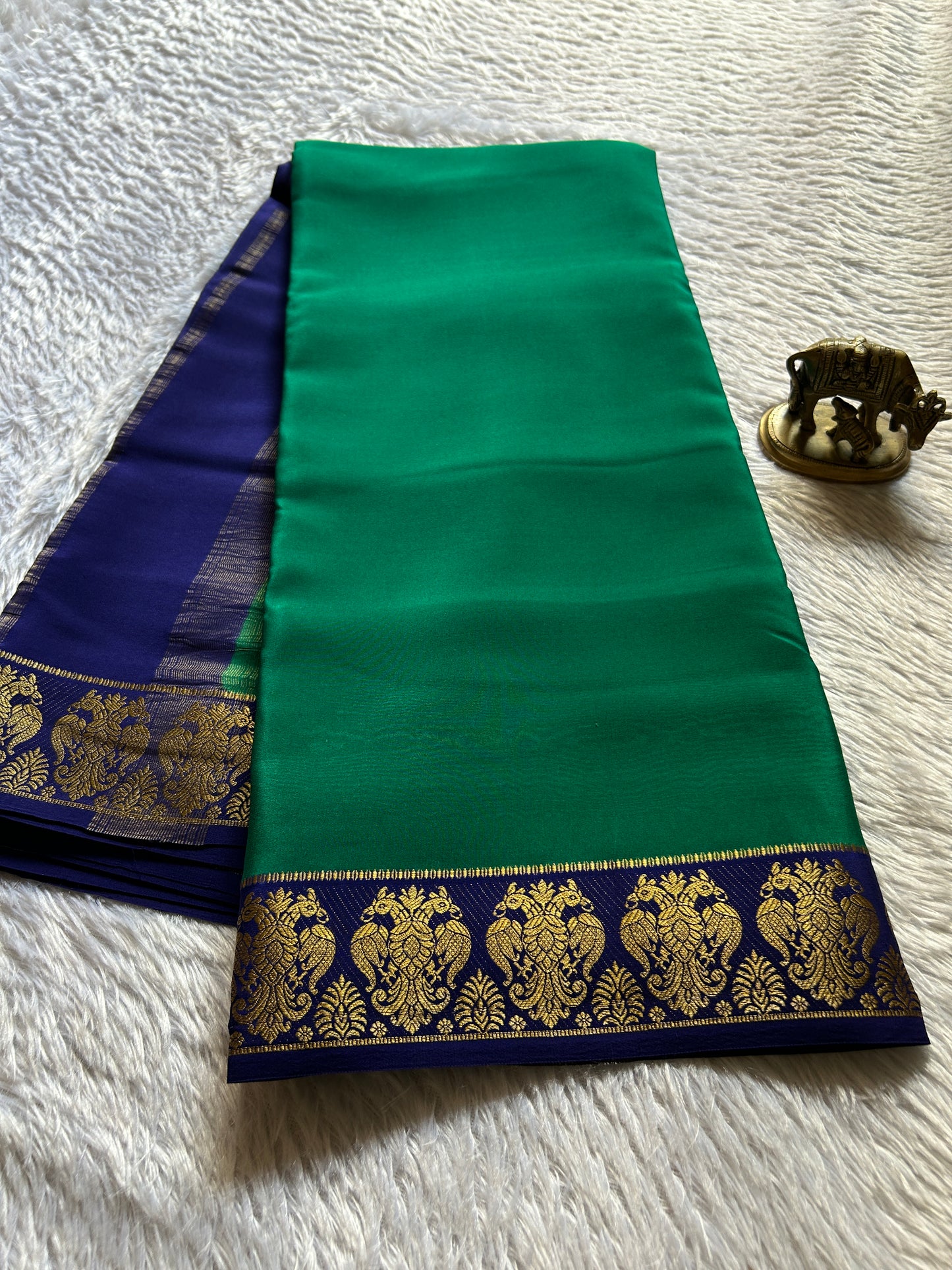 Veera (2D) : Leaf green-navy blue